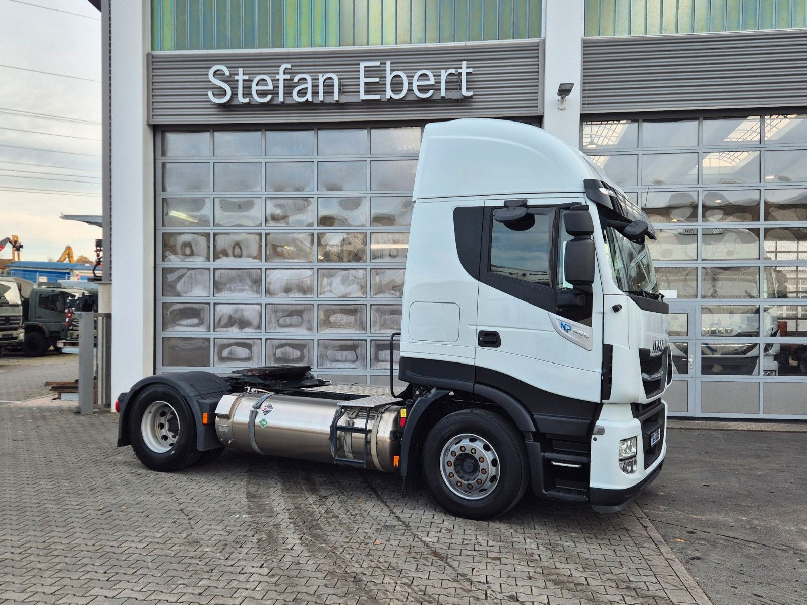 Fahrzeugabbildung Iveco Stralis 460NP LNG 4x2 3 Stück