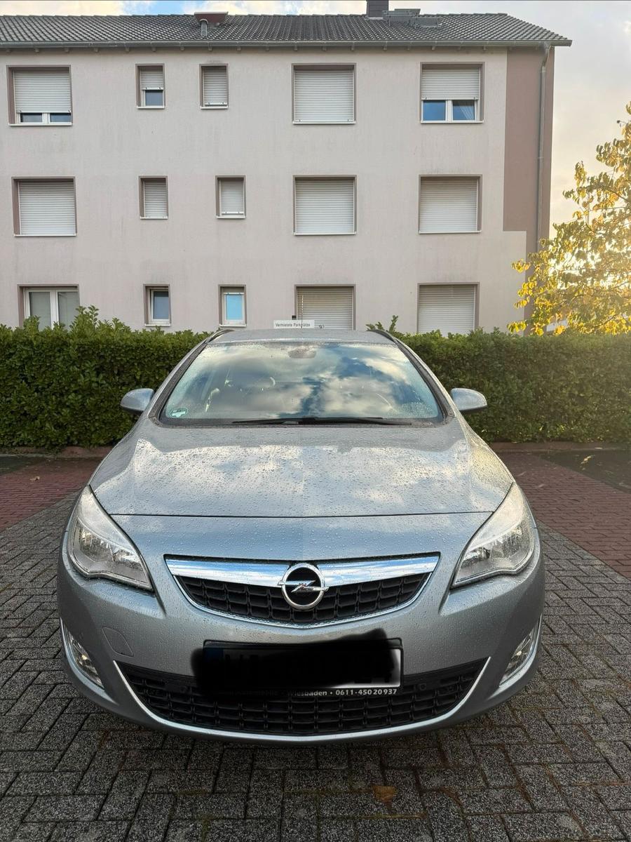 Opel Astra 2010 — rear view