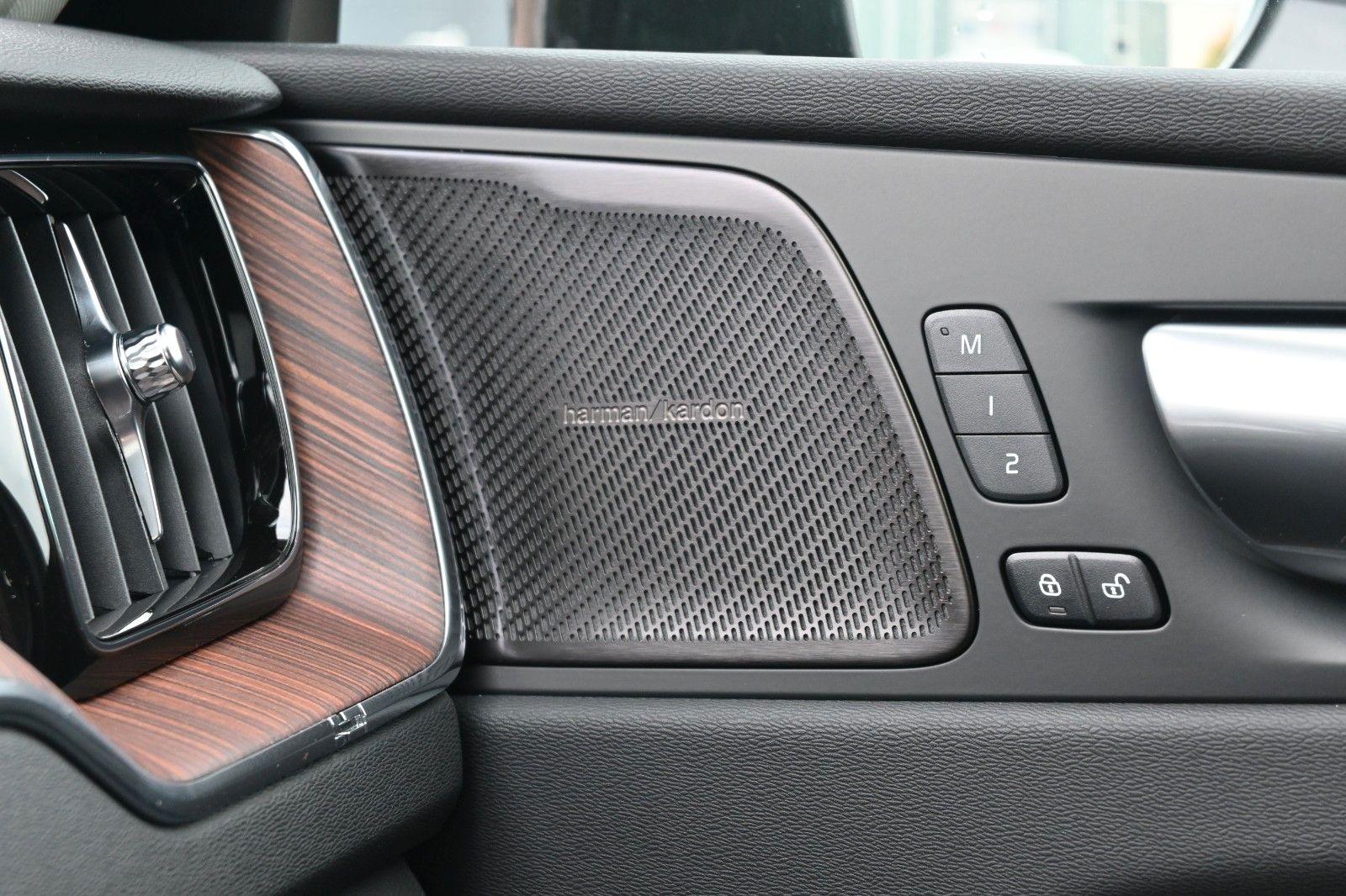 Fahrzeugabbildung Volvo XC60 B4 D Autom. Plus Dark*STDHZG*360°*H&K*ACC