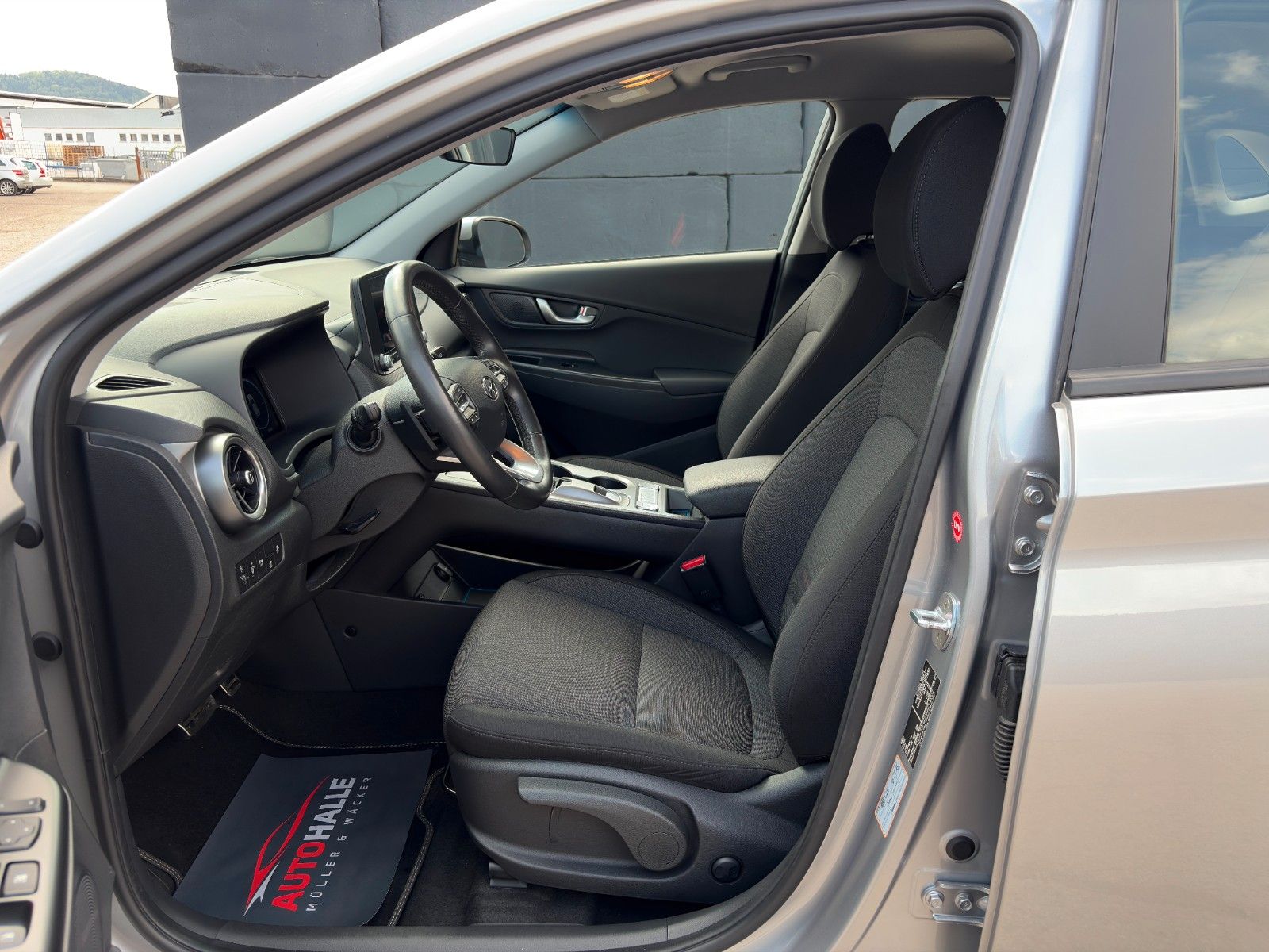 Fahrzeugabbildung Hyundai KONA E Select ACC PDC CAM SHZ LHZ LKA CarPlay