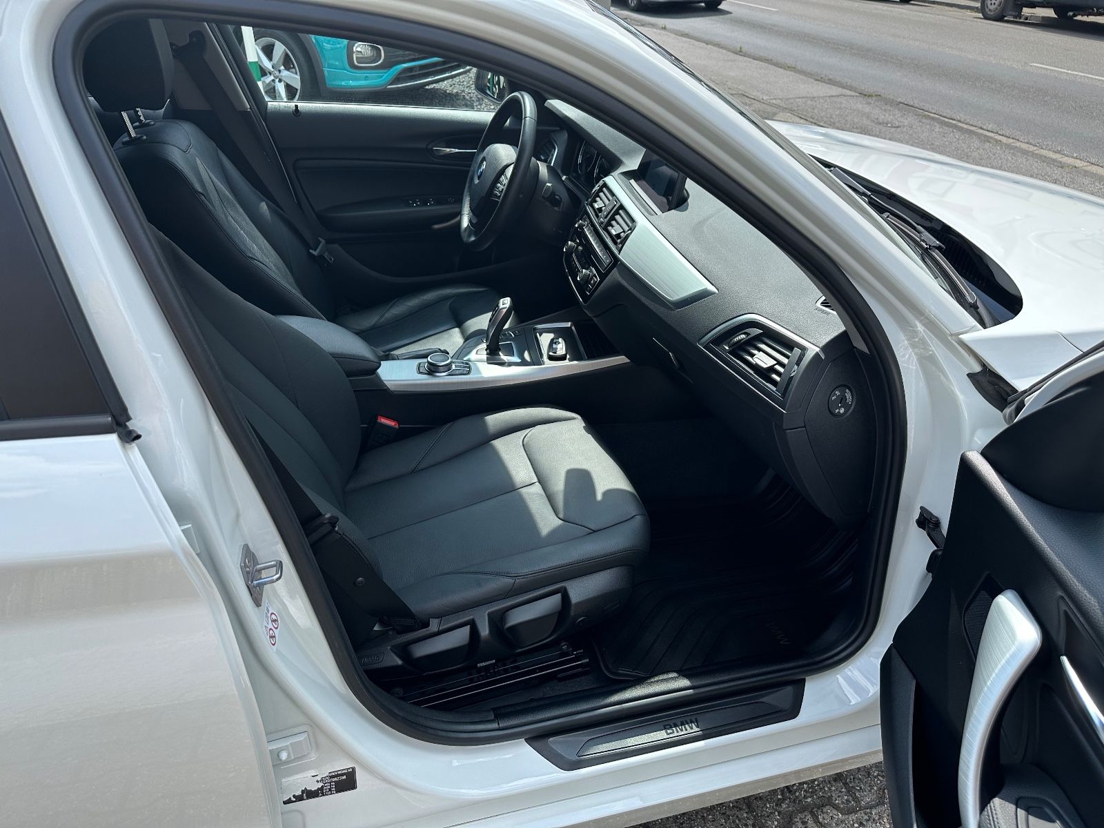 Fahrzeugabbildung BMW 120 Baureihe 1 Lim. 5-trg. 120d Advantage LED