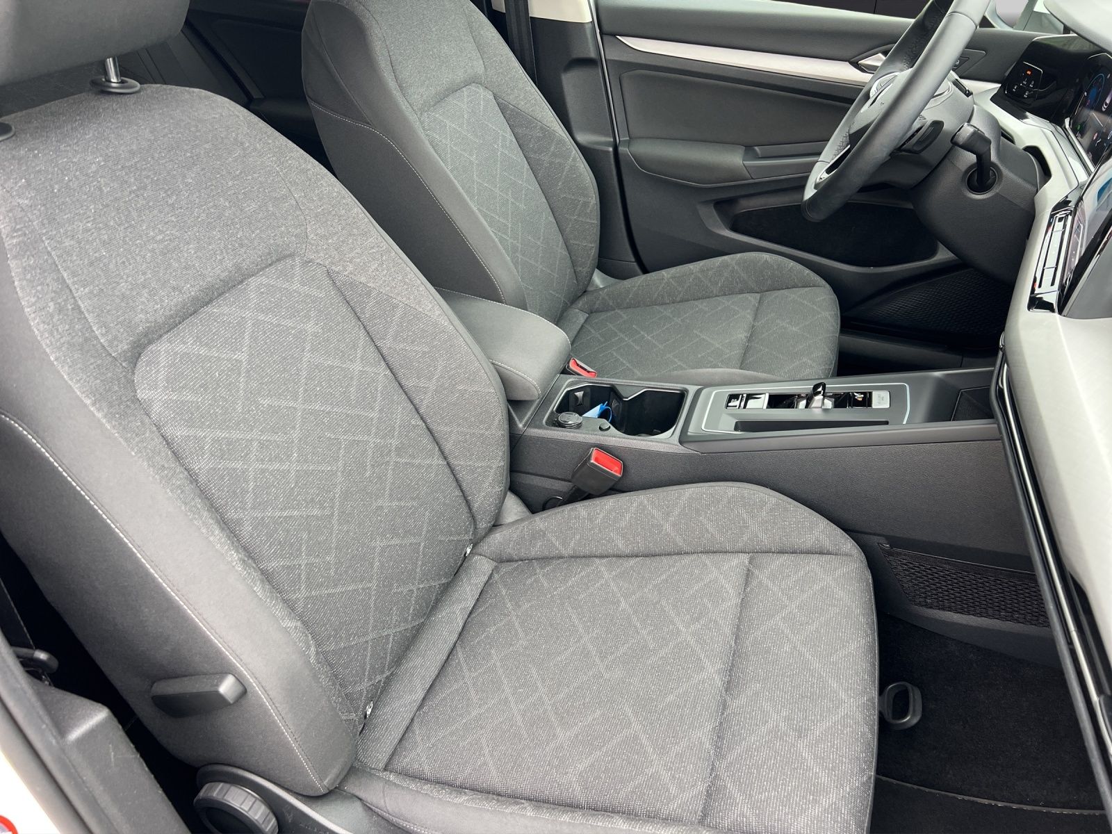 Fahrzeugabbildung Volkswagen Golf VIII Business TDI DSG LED ACC SHZ PDC Navi