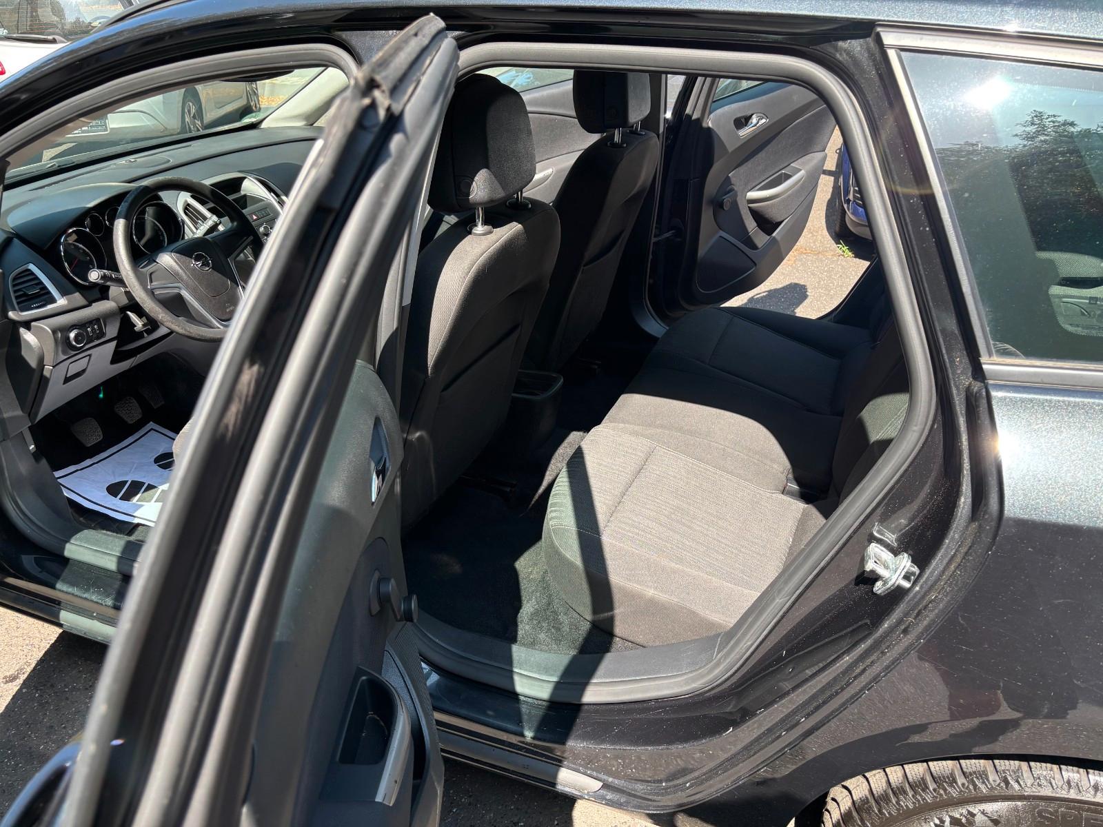 Opel Astra 2012 — photo 12