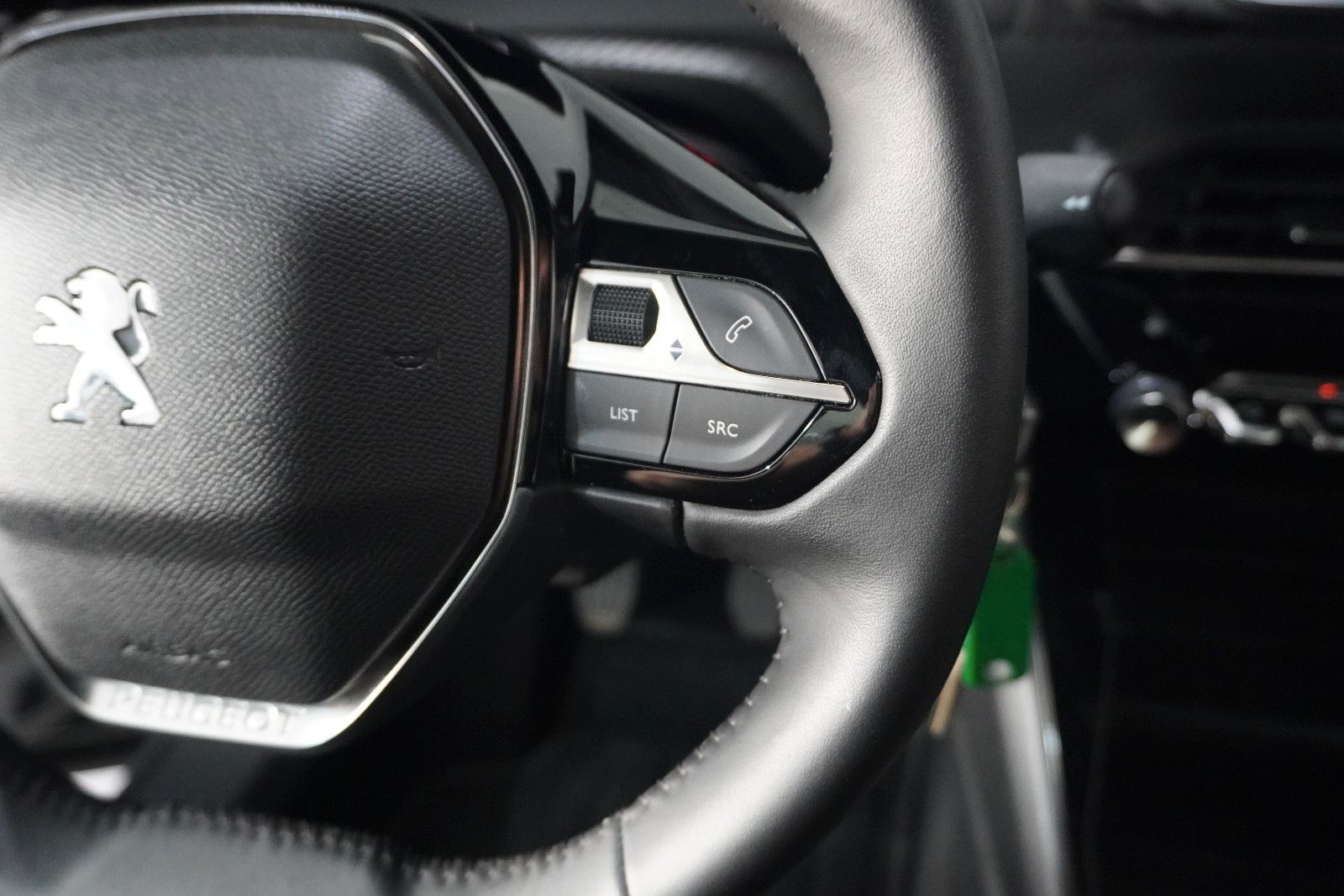 Fahrzeugabbildung Peugeot 2008 1.2T ACTIVE PACK NAVI/LED/KAMERA/SPORT/SH