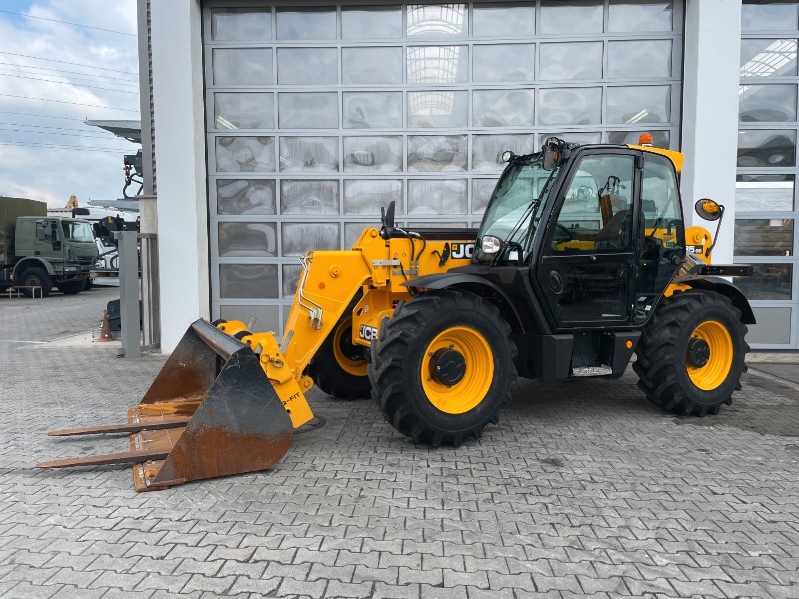 Fahrzeugabbildung JCB 535-95 / nur 1.354h / Palettengabel & Schaufel - mit KI generiert/bearbeitet