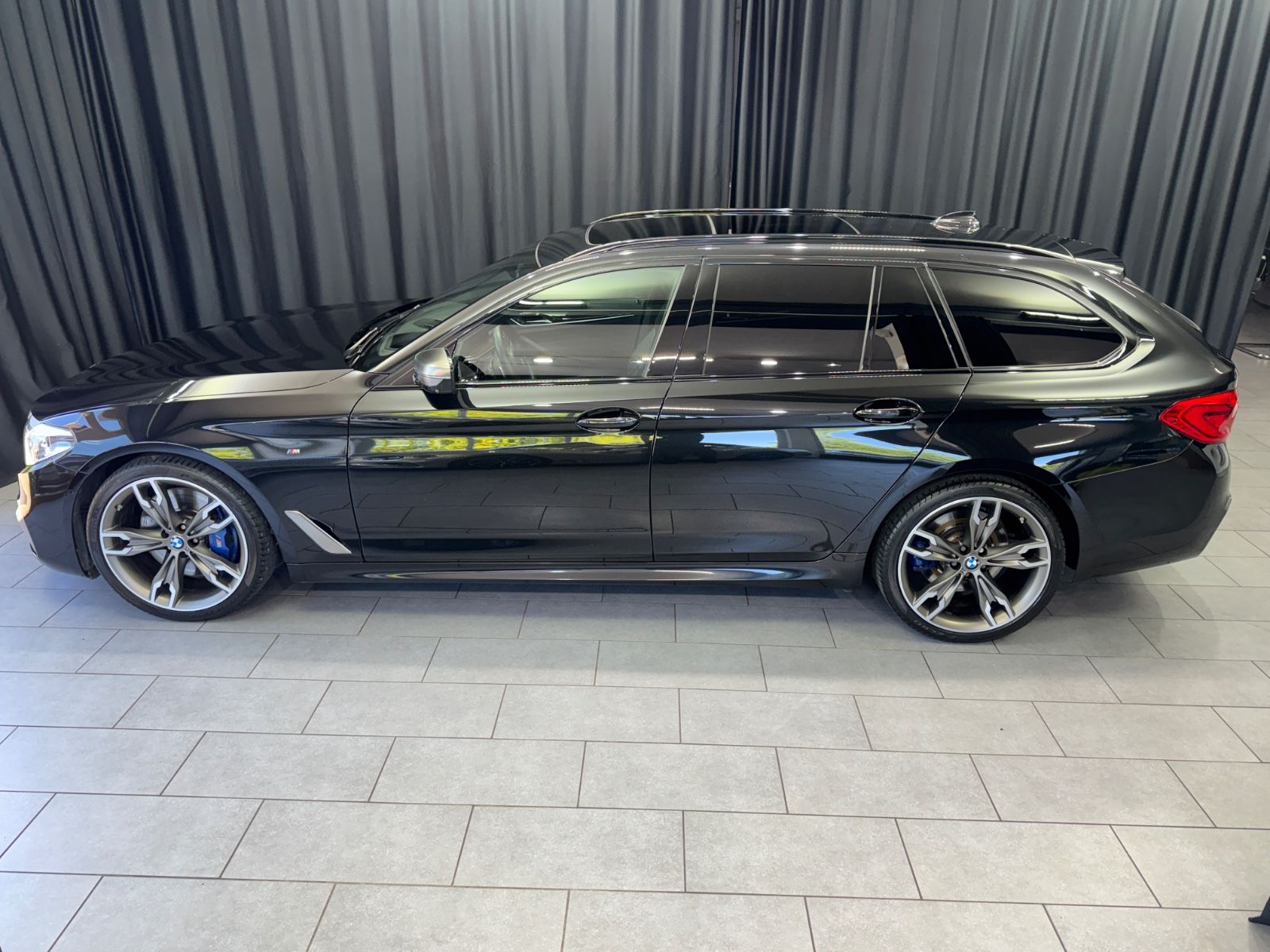 Fahrzeugabbildung BMW M550d xDrive Touring|PANO|NAVI|AHK|1.HAND
