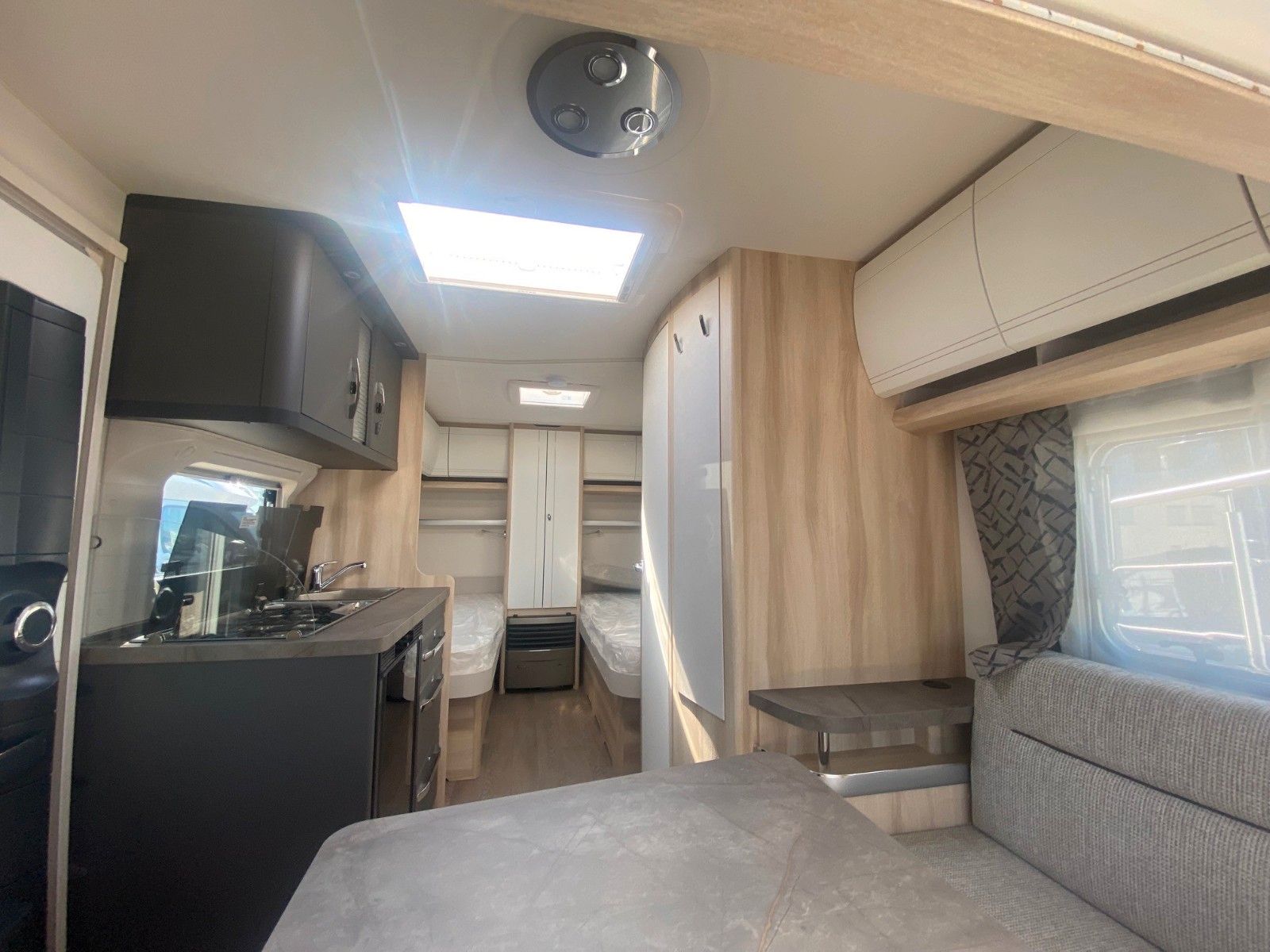 Fahrzeugabbildung Hobby De Luxe 460 LU *1.500Kg*Einzelbetten*Tageszul.