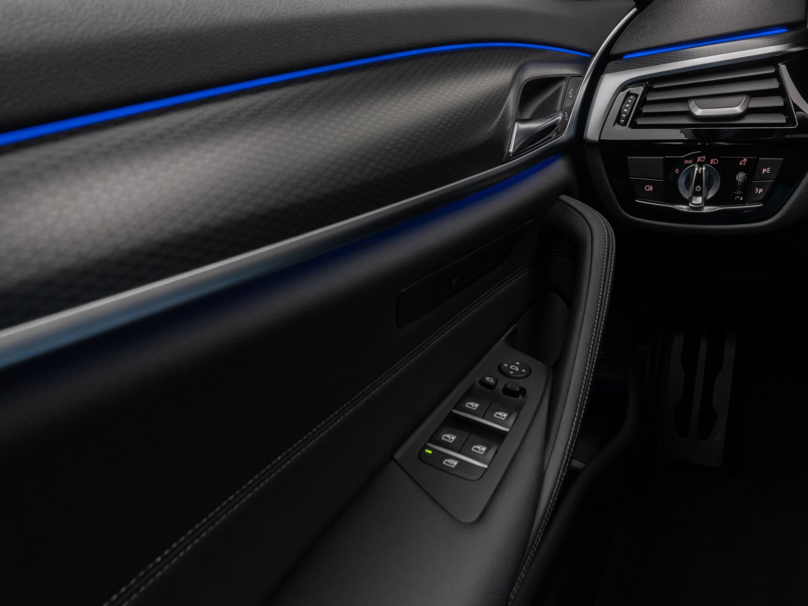 Fahrzeugabbildung BMW 530d xD M Sport Laser Kamera HUD DAB HiFi Komfor