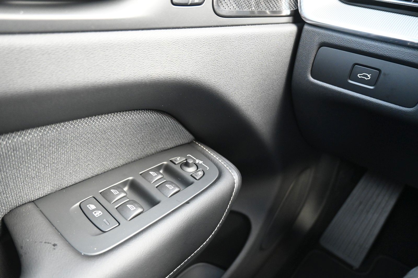 Fahrzeugabbildung Volvo XC60 B5 AWD Plus Dark*H&K*FSHZG*360°*ACC*AHK