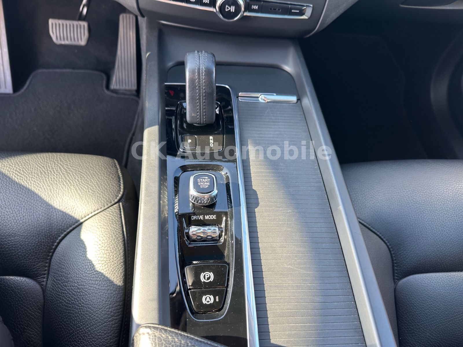 Fahrzeugabbildung Volvo XC60 B4 Momentum Pro AWD/Navi/Leder/Pano/LED/Kam