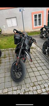 KTM 690 SMC R (2024) Top Zustand, Garantie - KTM Motorräder in München