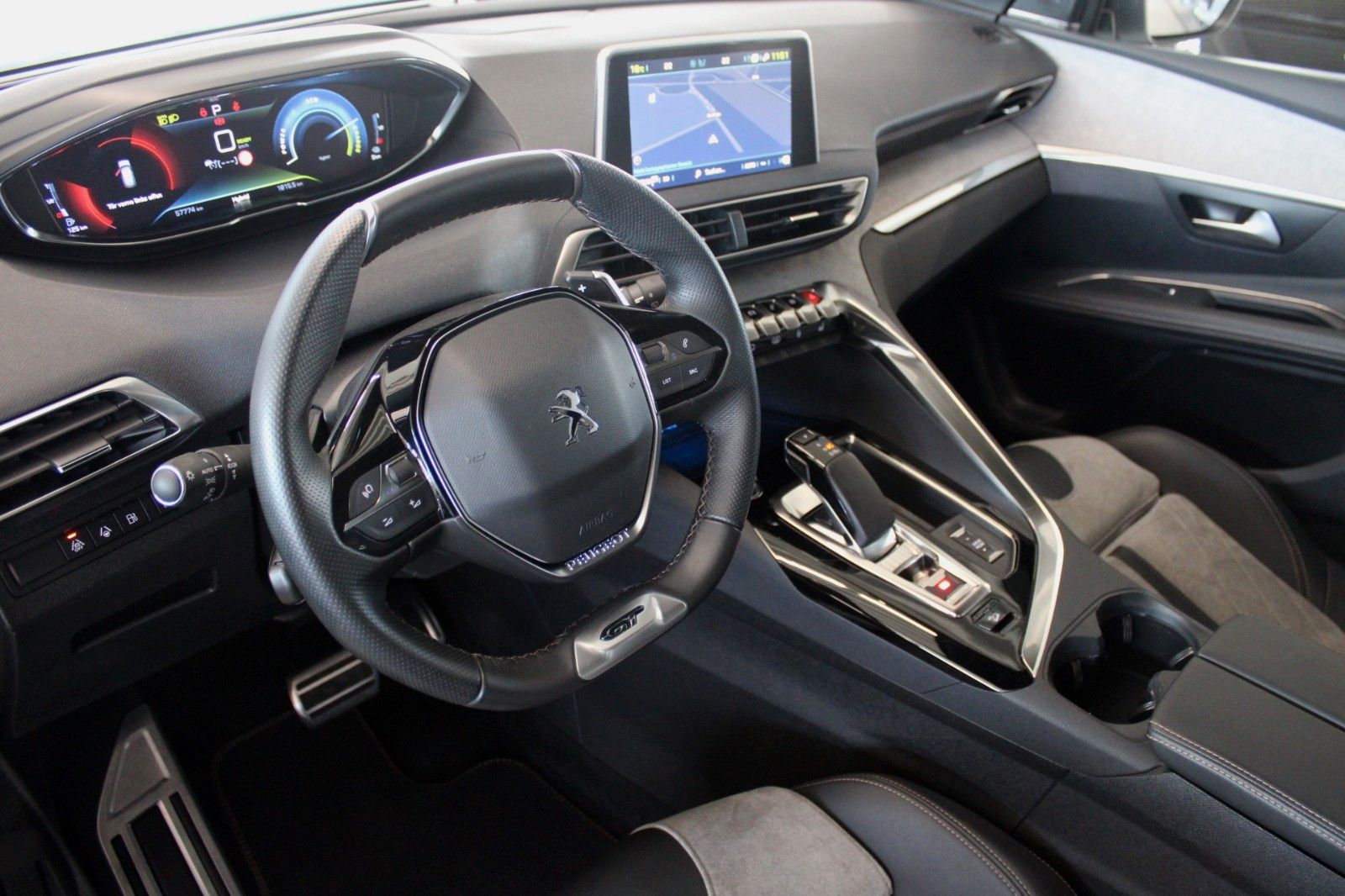 Fahrzeugabbildung Peugeot 3008 HYBRID4 300 e-EAT8 GT Full LED Panodach uvm