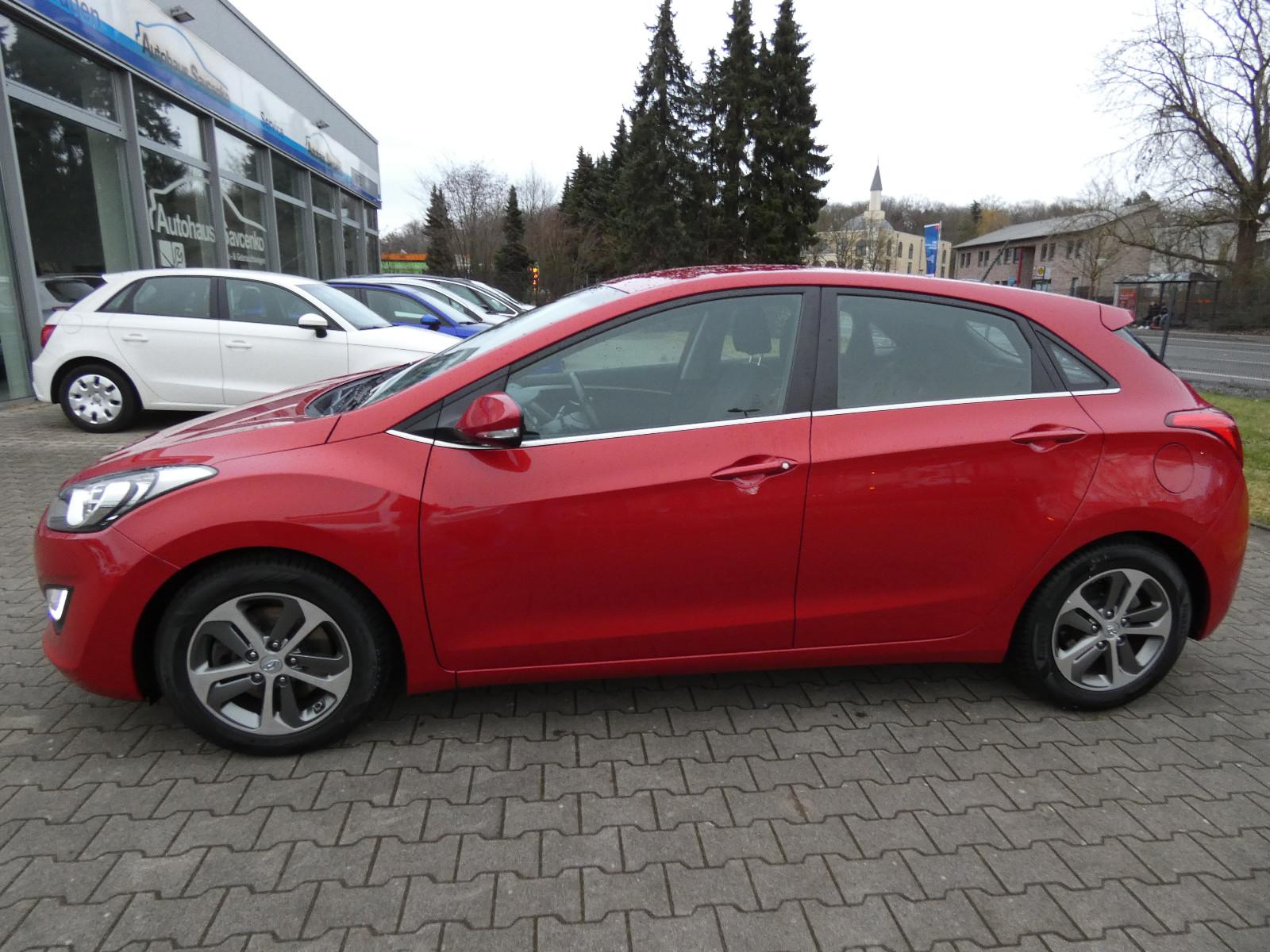 Hyundai i30 YES! 1.6*NAVI*RFK*PDC*KLIMA*ALU*TEMPOMAT*5-T