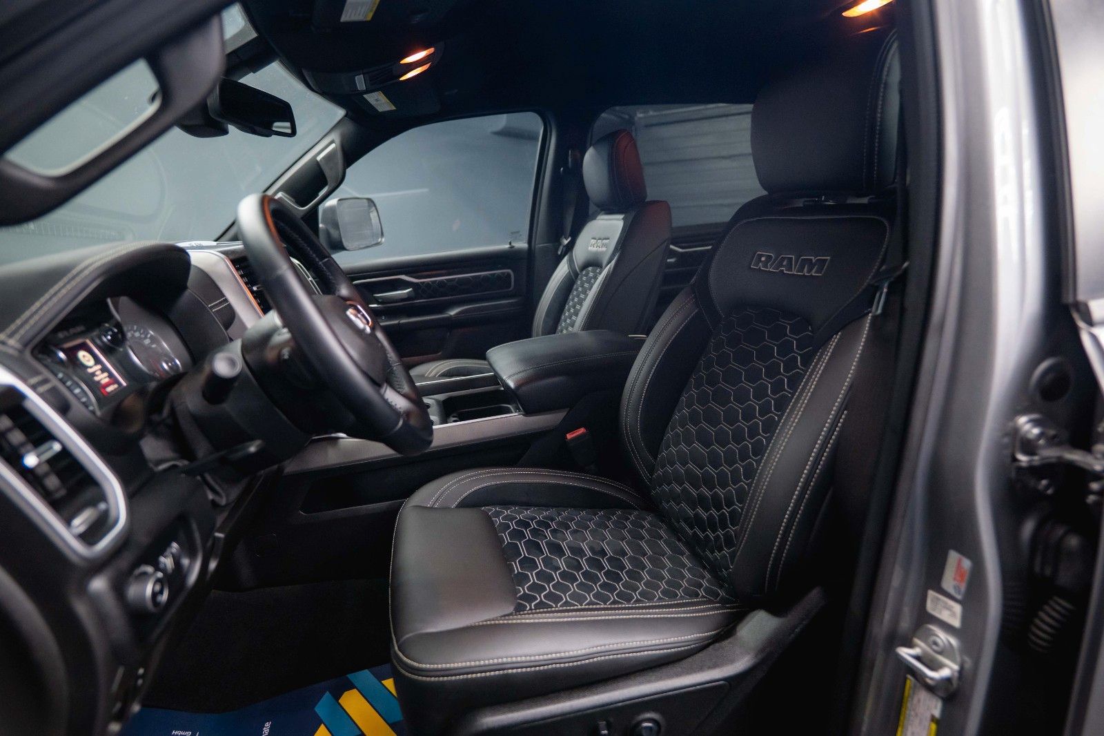 Fahrzeugabbildung Dodge RAM 5.7 V8 HEMI 4x4 OFFROAD NightPaket AXLE LOCK