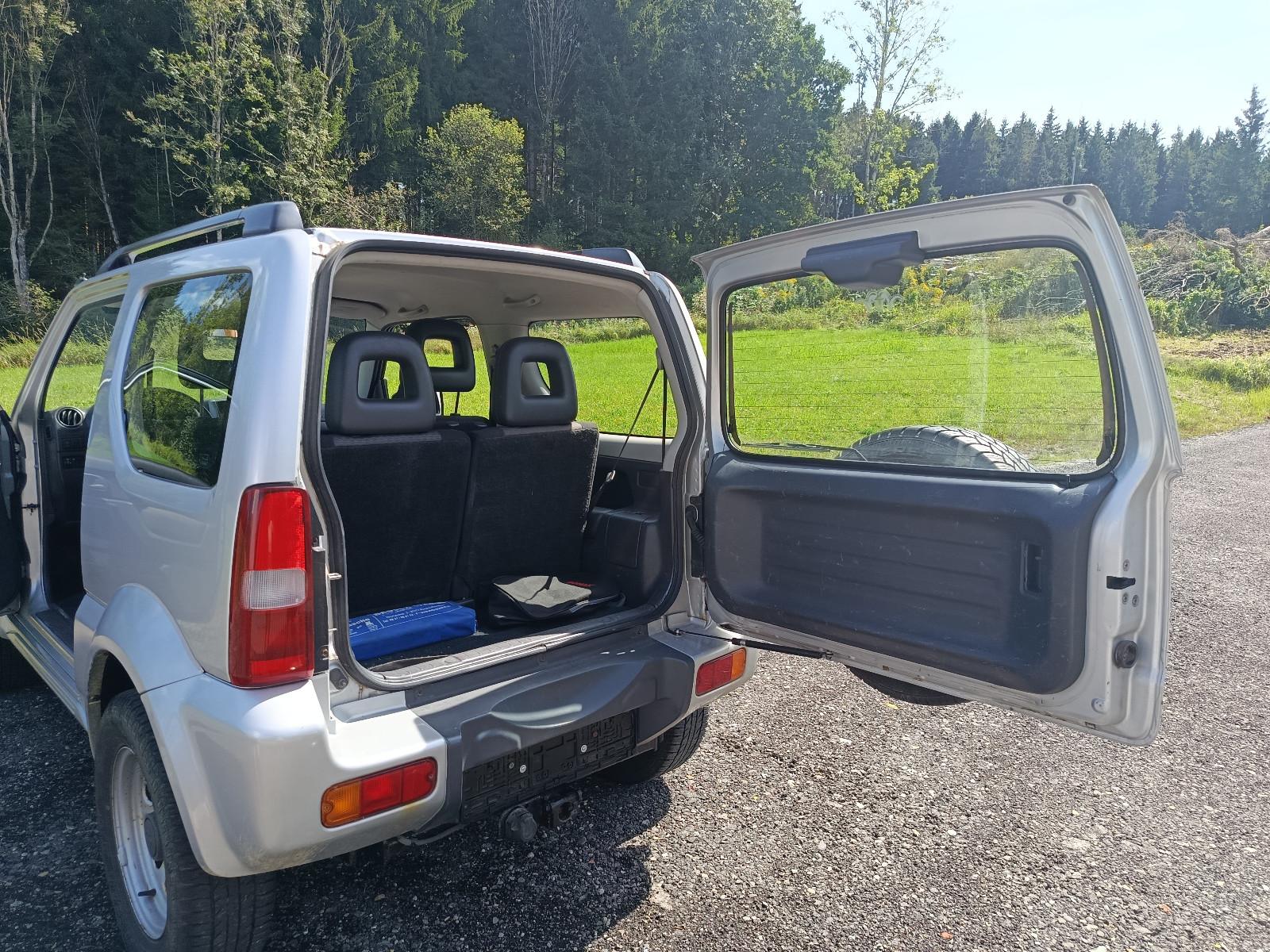 Suzuki Jimny 2008 — rear view