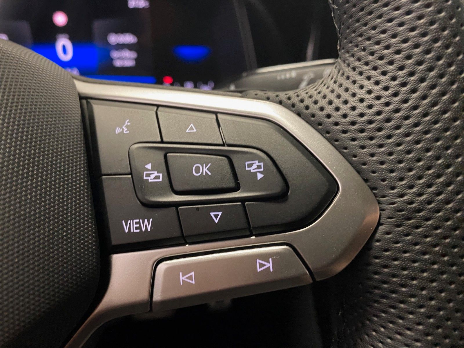 Fahrzeugabbildung Volkswagen T-Roc 2.0 TDI DSG R-Line+AHK+Black Style+19"ALU+