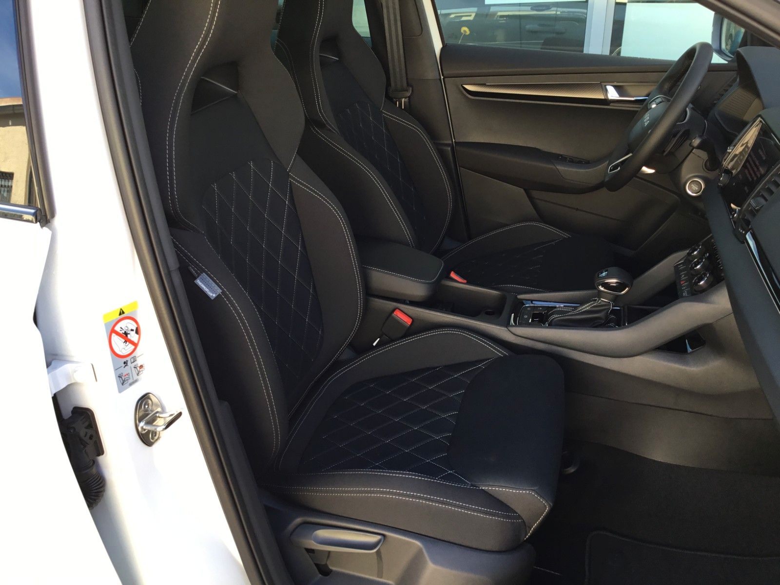 Fahrzeugabbildung SKODA Karoq 2.0l TSI DSG 4x4 Sportline+Pano+Standheizu