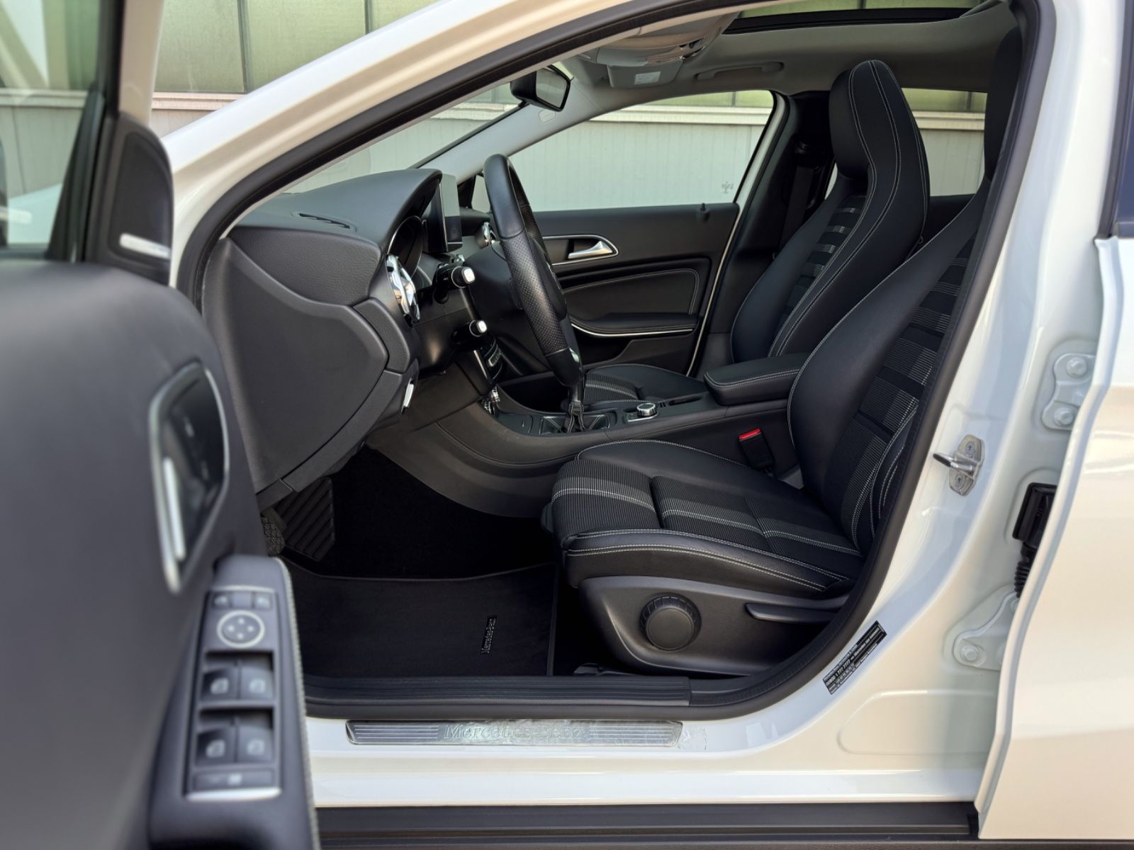 Mercedes-Benz GLA 180 Urban STANDHEIZUNG PANORAMA LED foto 10