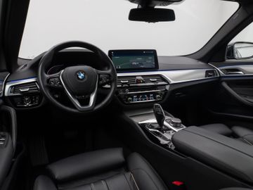 Fahrzeugabbildung BMW 530d Luxury Line Panorama Laser Kamera HUD HiFi