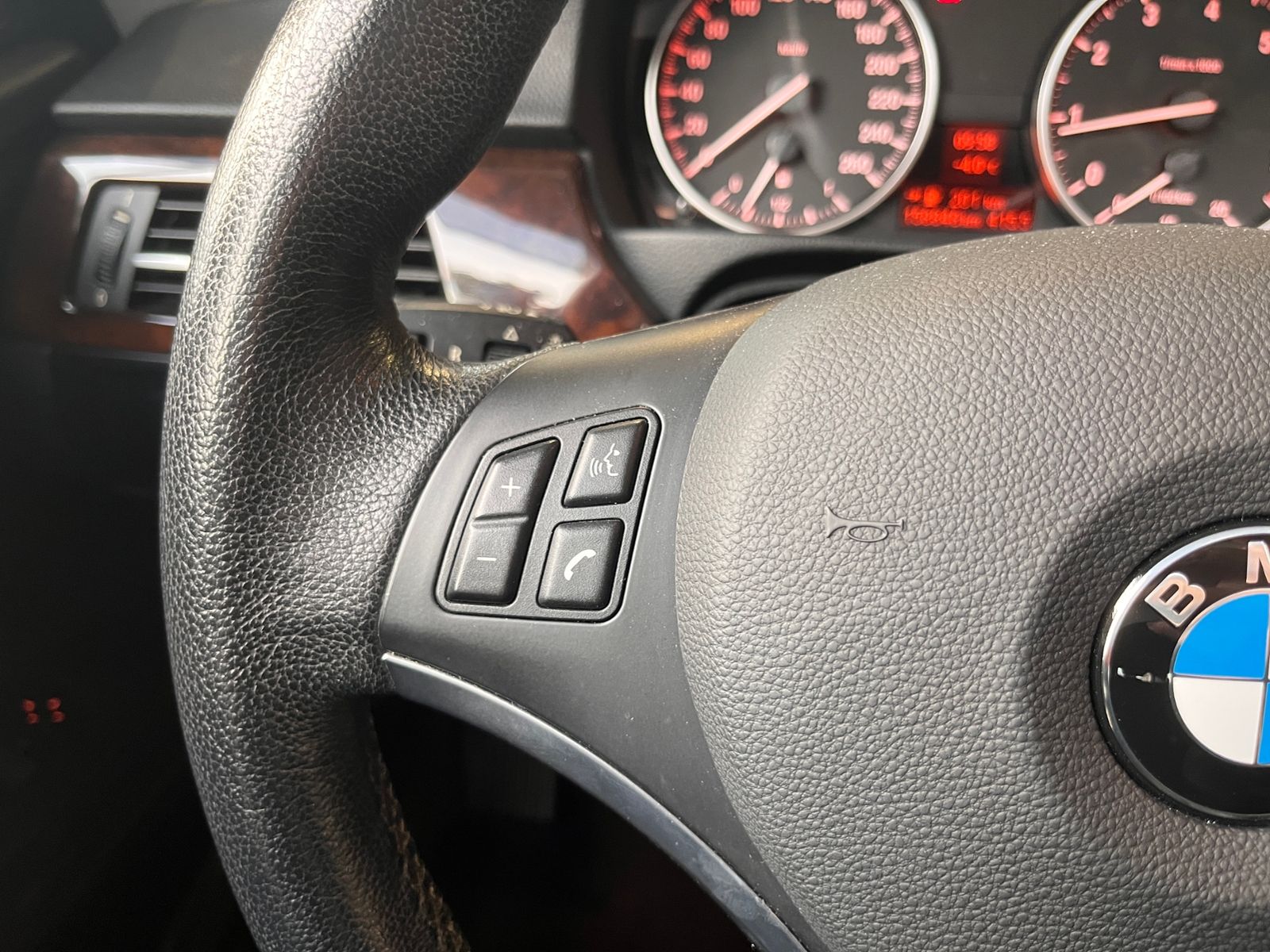 Fahrzeugabbildung BMW 320i  Touring PANO XENON NAVI