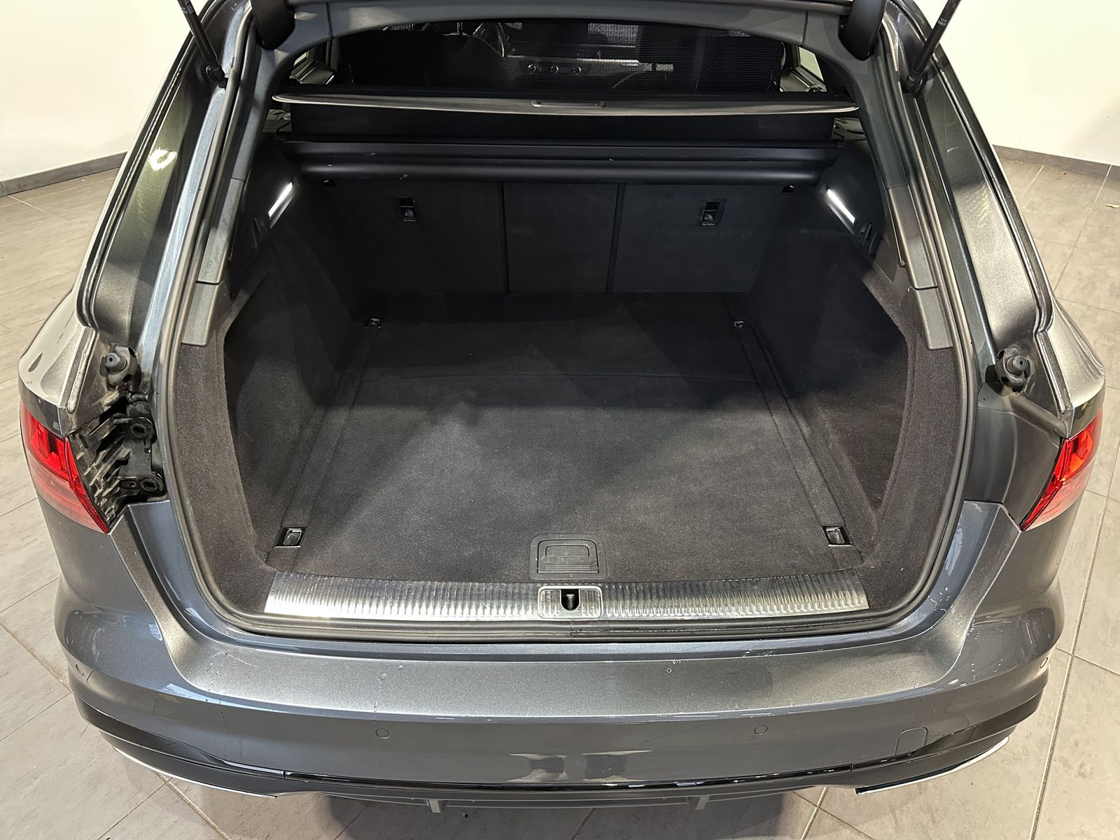 Fahrzeugabbildung Audi A4 Avant 45 TFSI Qu S-Line Black NAV+LED+19ZOLL