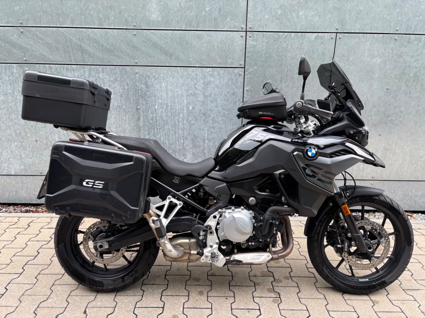 Fahrzeugabbildung BMW F 750 GS Triple Black 3 Pakete Tieferlegung Koff