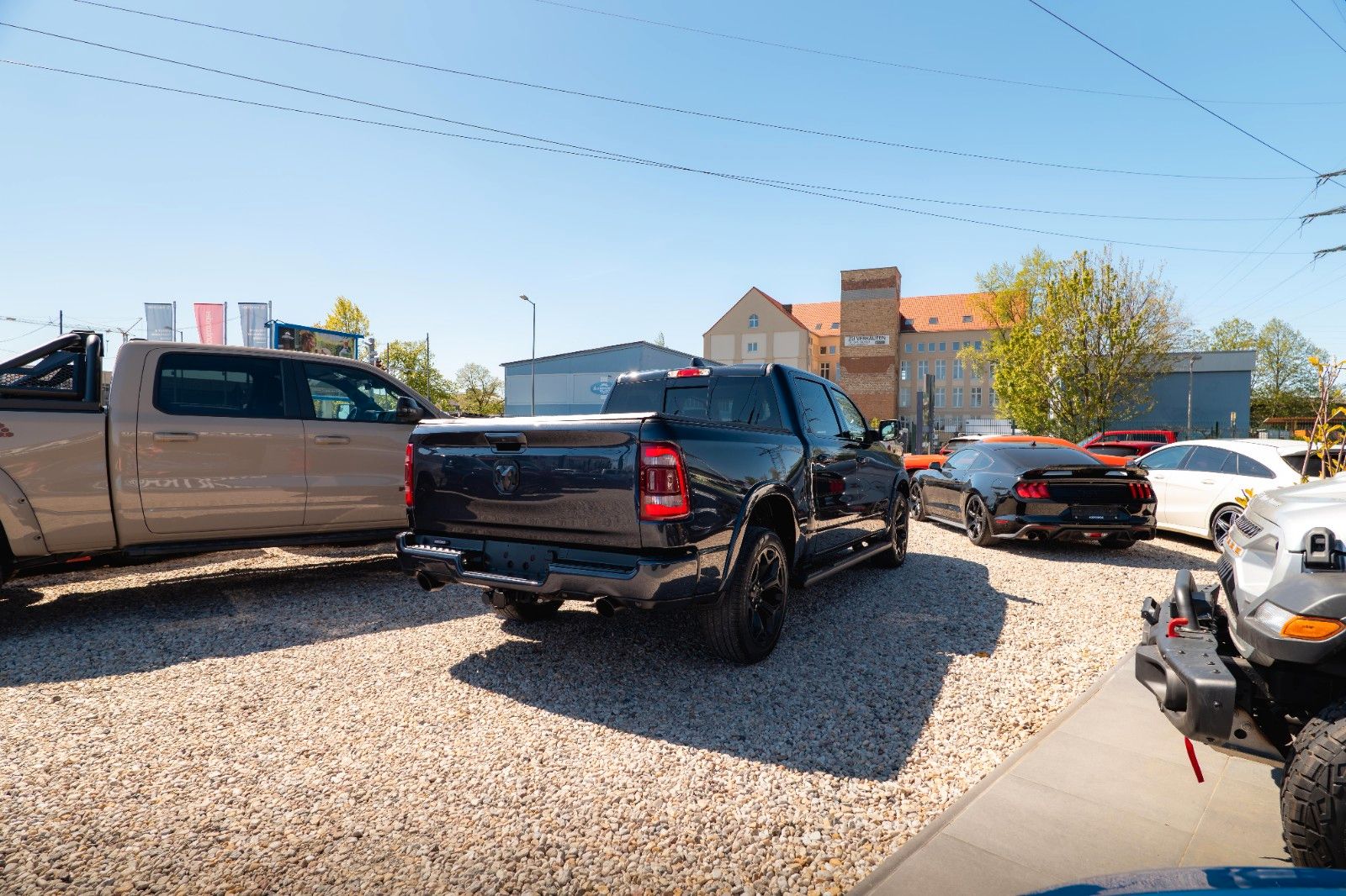 Fahrzeugabbildung Dodge RAM 5.7 V8 HEMI 4x4 NIGHT-Paket LARAMIE 22 Zoll