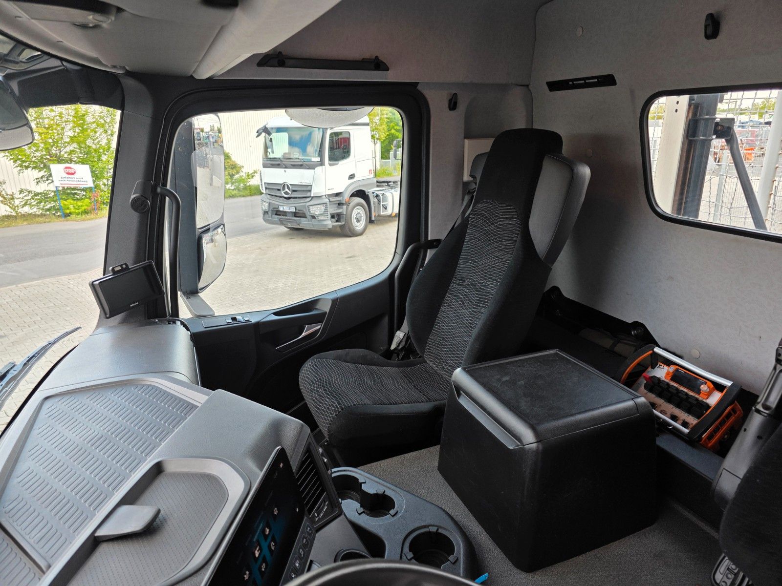 Fahrzeugabbildung Mercedes-Benz Arocs 1835 KK Heckkran Atlas 126.3E-A3L Funk
