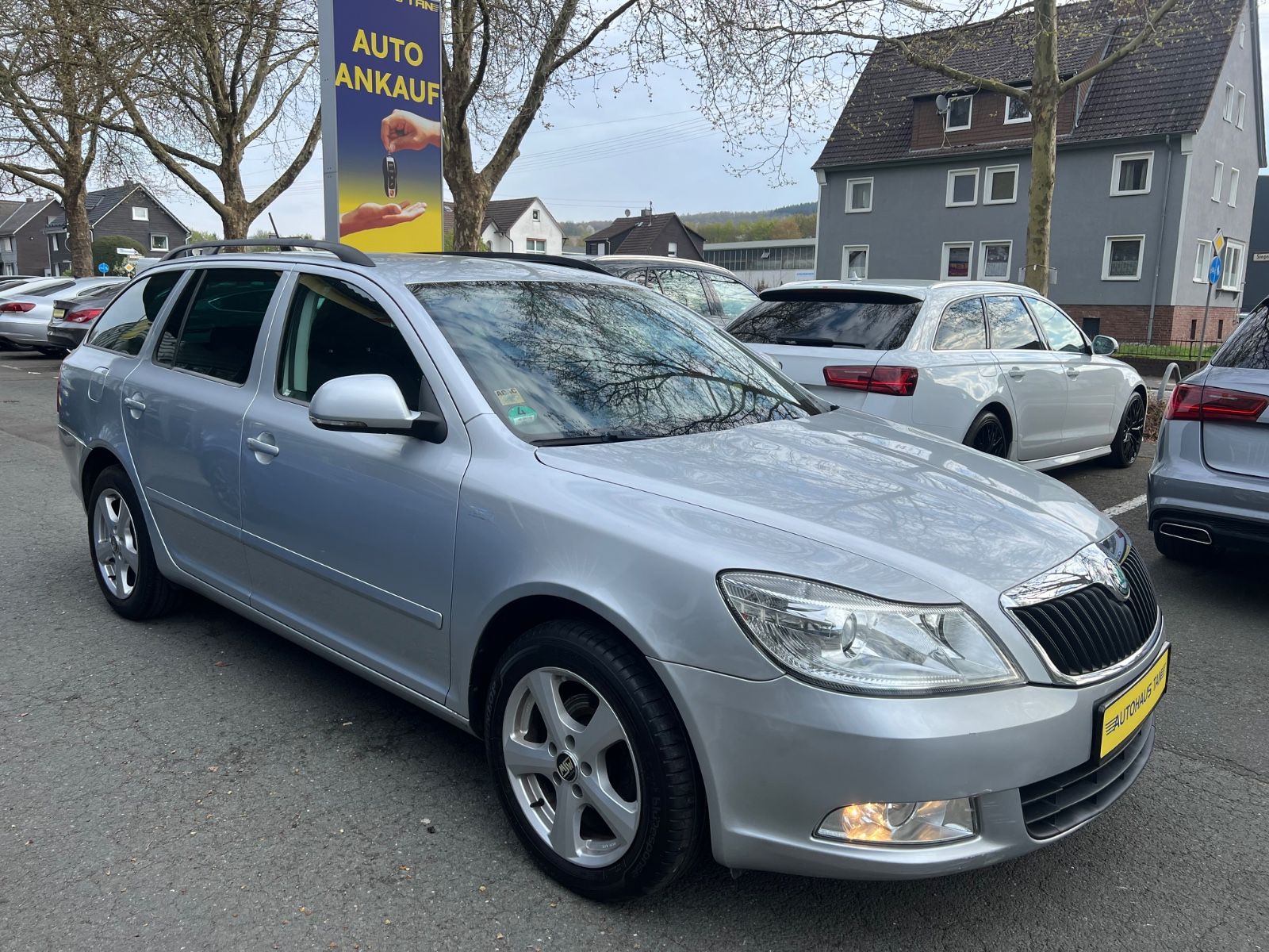 Fahrzeugabbildung SKODA Octavia 1.6 TDI Combi Family * NAVI *AHK*