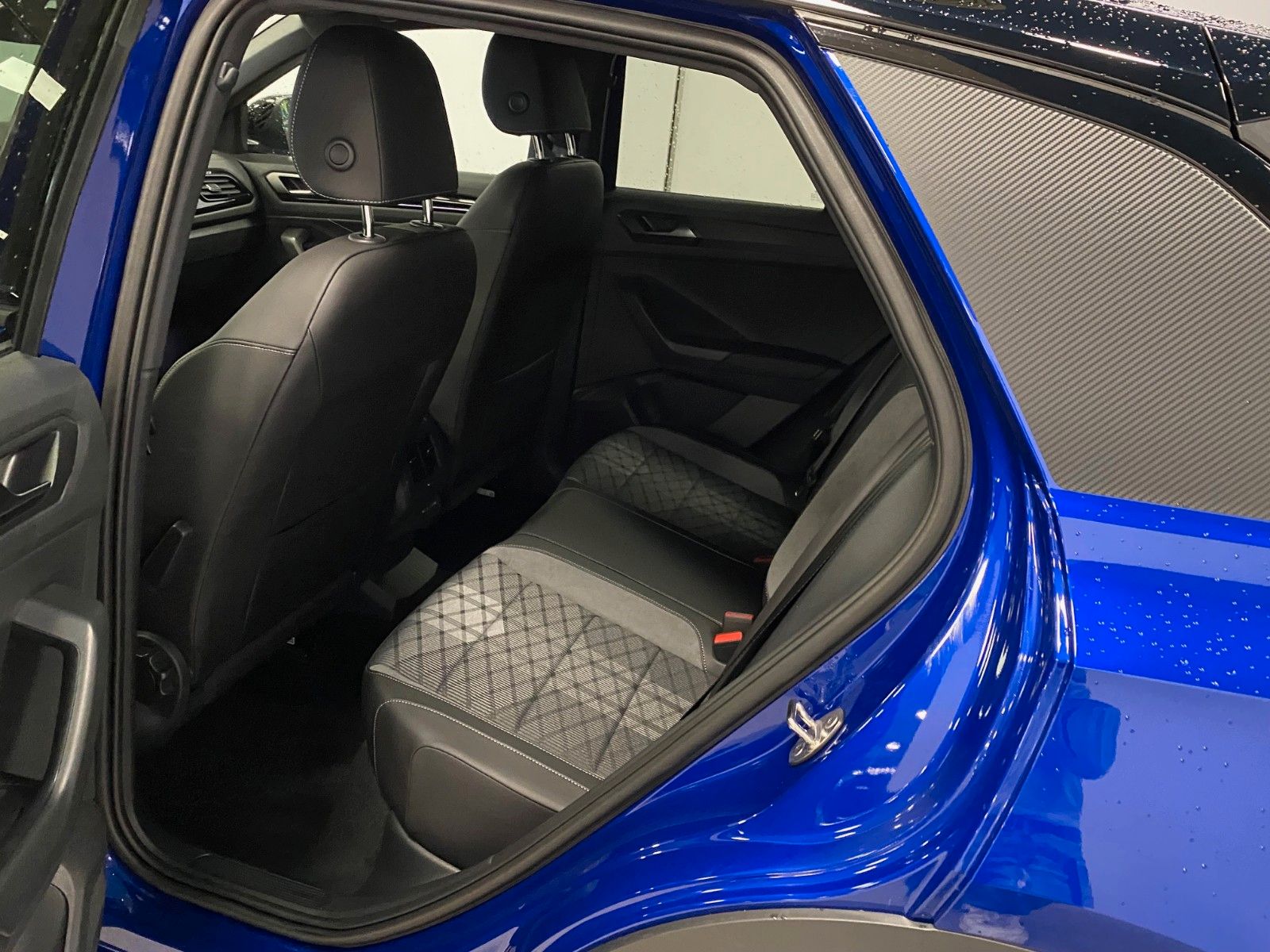 Fahrzeugabbildung Volkswagen T-Roc 1.5 TSI DSG R-Line+ACC+AHK+19 ZOLL ALUFELG