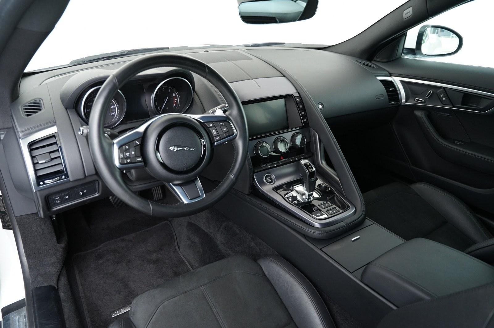 JAGUAR F-TYPE COUPÉ 300CH - XENON - CUIR - CHAUFFAGE STATIONNAIRE - CAMÉRA - BVA - 74.775 KMS