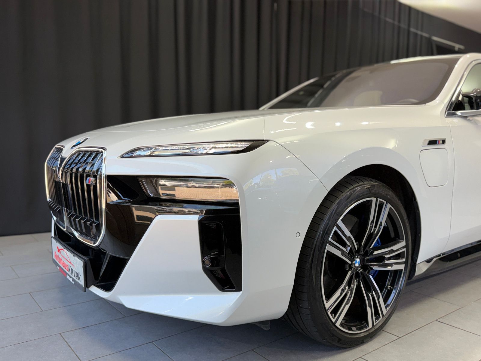 Fahrzeugabbildung BMW M760 e xDrive M-SPORT|TV|B&W|SKY-LOUNGE|MEGAVOLL