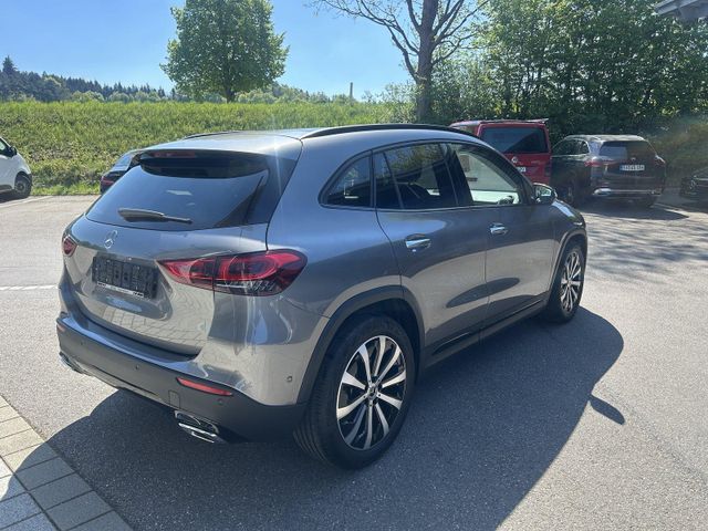 Mercedes-Benz GLA 220