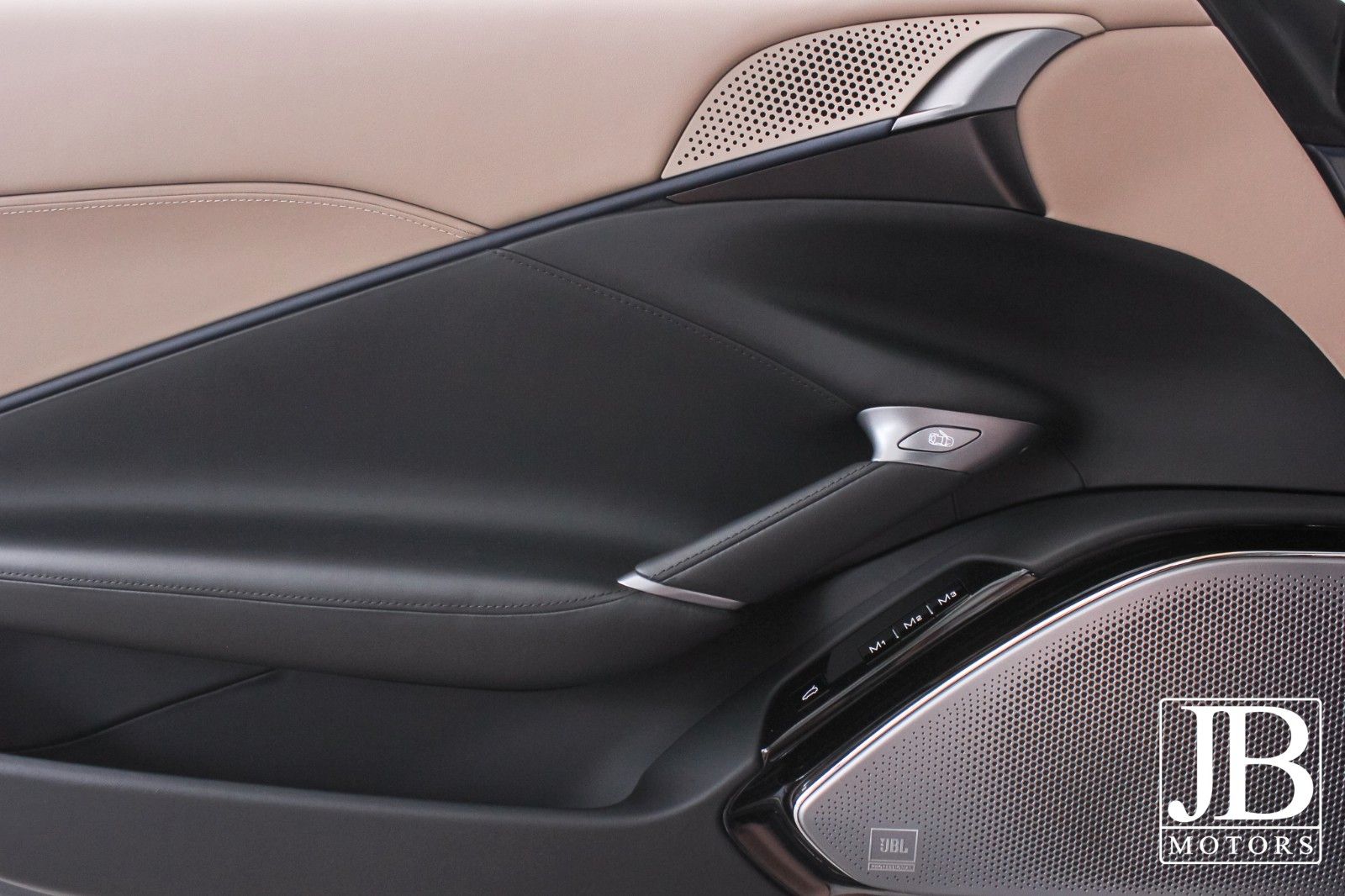 Fahrzeugabbildung Ferrari Roma Beifahrer Display Surround View Kamera JBL