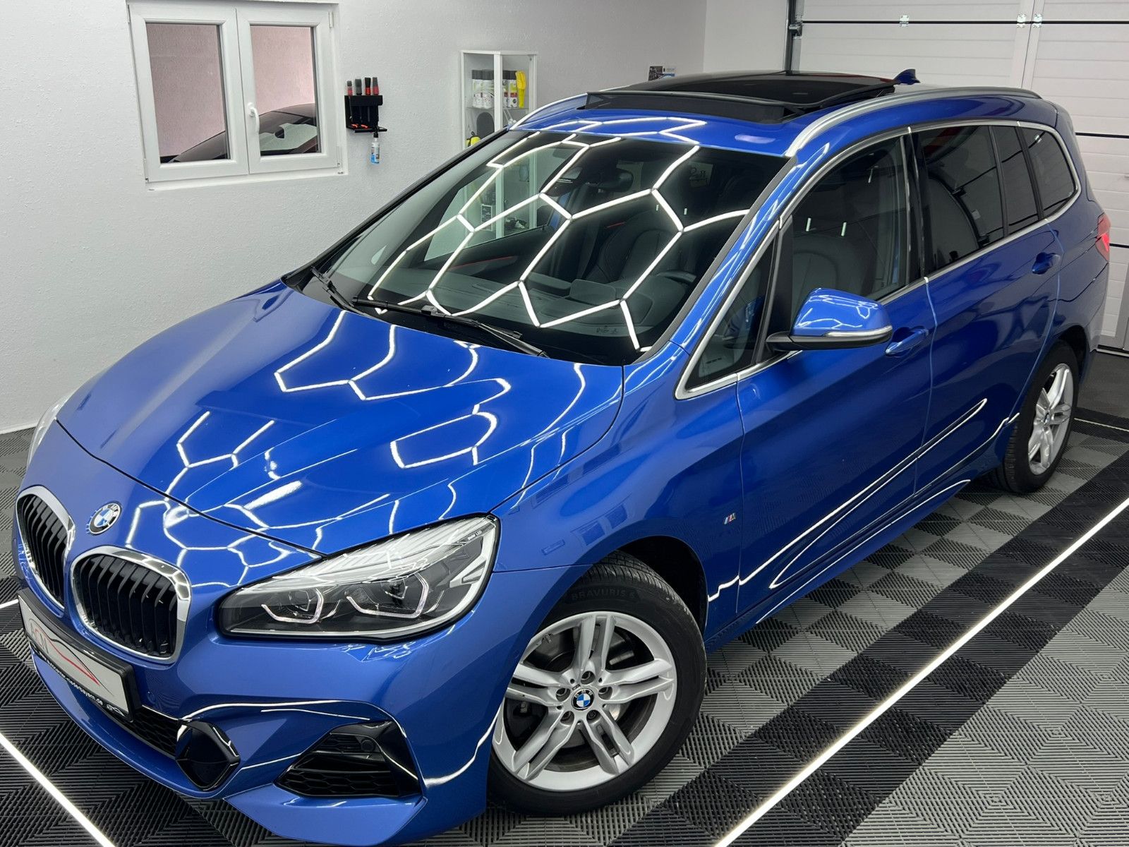 Fahrzeugabbildung BMW 220 d xDrive Gran Tourer M SPORT/HuD/ACC/7-SITZE