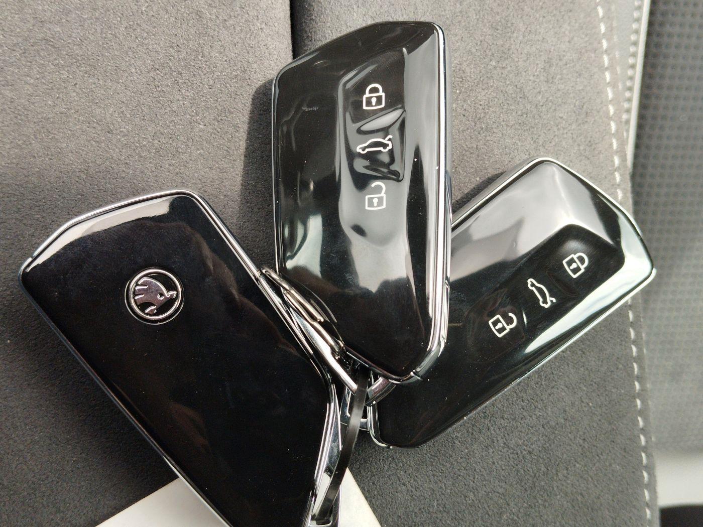 Skoda Superb Combi 2.0 TDI Sportline DSG 4xSHZ*ACC*AUT