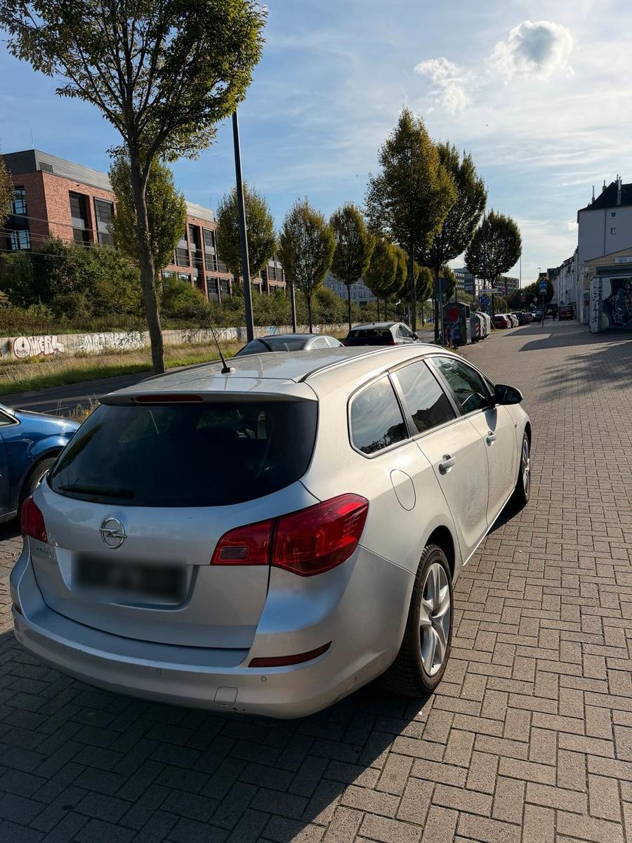 Opel Astra 2011 — двигун 140 HP (103kW)
