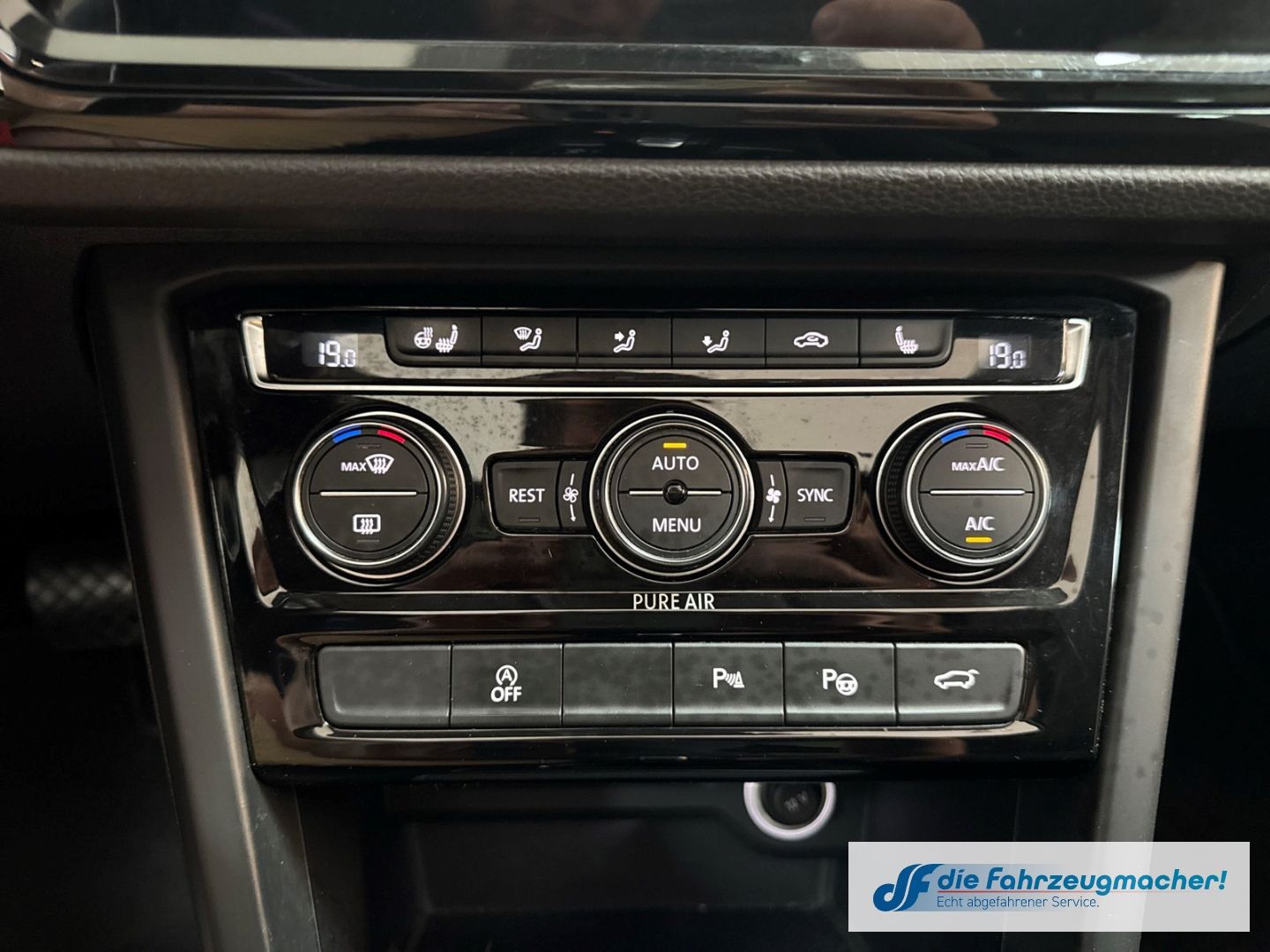 Fahrzeugabbildung Volkswagen Touran Comfortline TDi  DSGPano LED Navi Massage