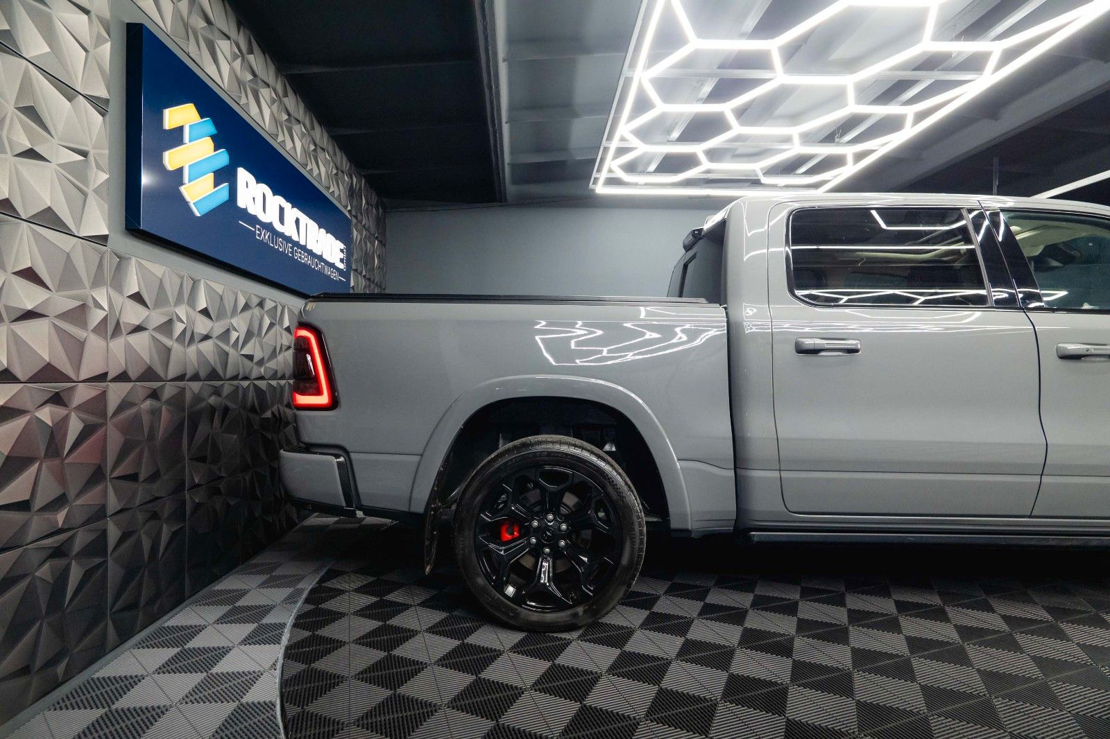 Fahrzeugabbildung Dodge RAM 5.7 V8 HEMI 4x4 LIMITED 10TH ANNIVERSARY ACC