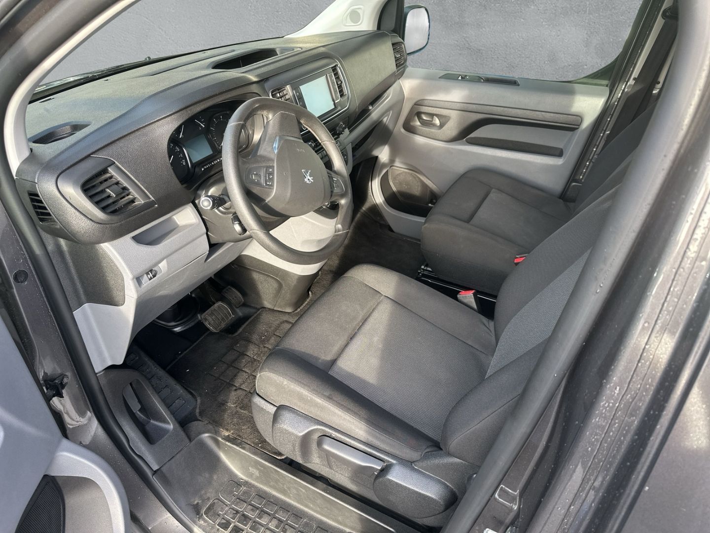 Fahrzeugabbildung Peugeot Expert Kombi L3 2.0 BlueHDi 145 PS 8-Sitzer *NAV