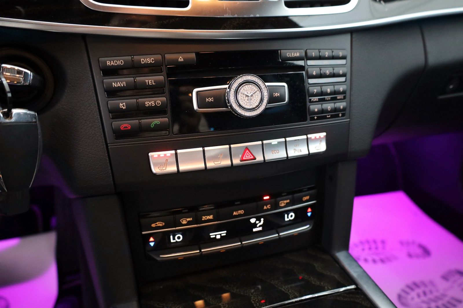 Fahrzeugabbildung Mercedes-Benz E 200d T BT Avantgarde T.Leder,Navi,LED,SH,PDC