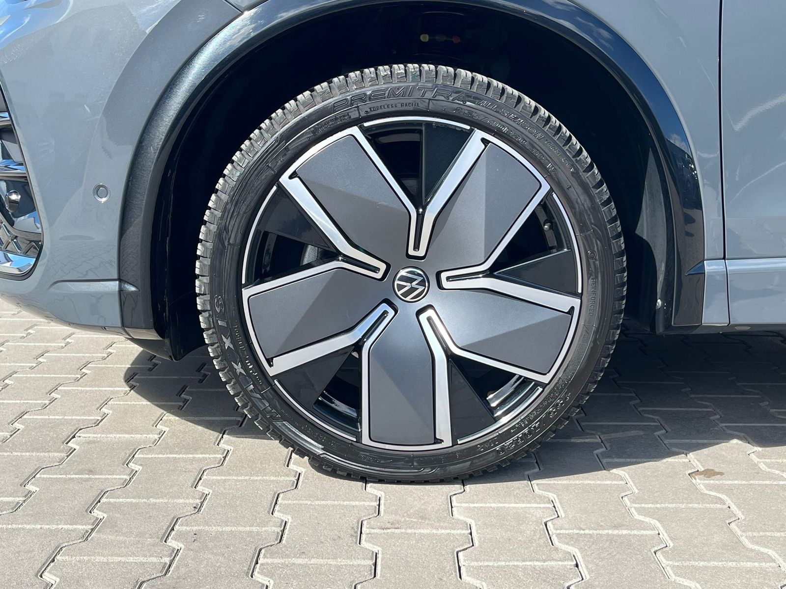 Fahrzeugabbildung Volkswagen Tiguan 2.0 TDI 4M R-Line PANO*H&K*AHK*MATRIX*20"