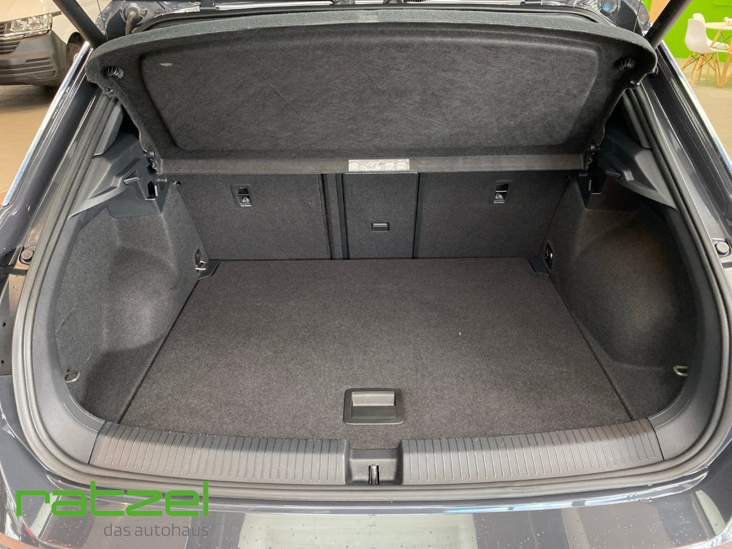 Fahrzeugabbildung Volkswagen T-Roc Sport 1.5 TSI DSG Navi LED Sperrdiff. ACC