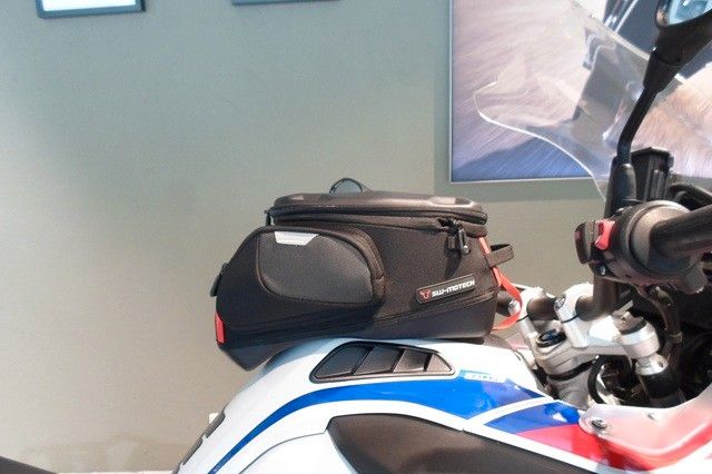 Fahrzeugabbildung BMW R1250GS ADV Style Rallye mit Tankrucksack