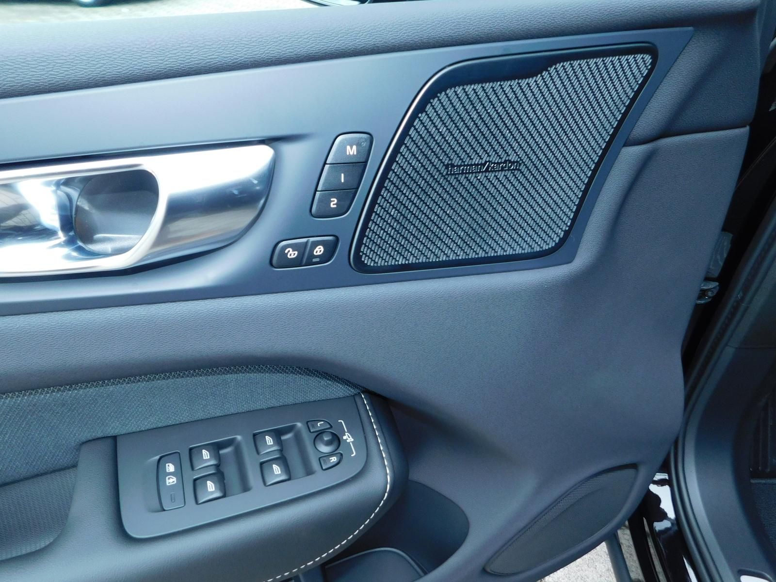 Fahrzeugabbildung Volvo XC60 T6 Recharge Plus Black Edition
