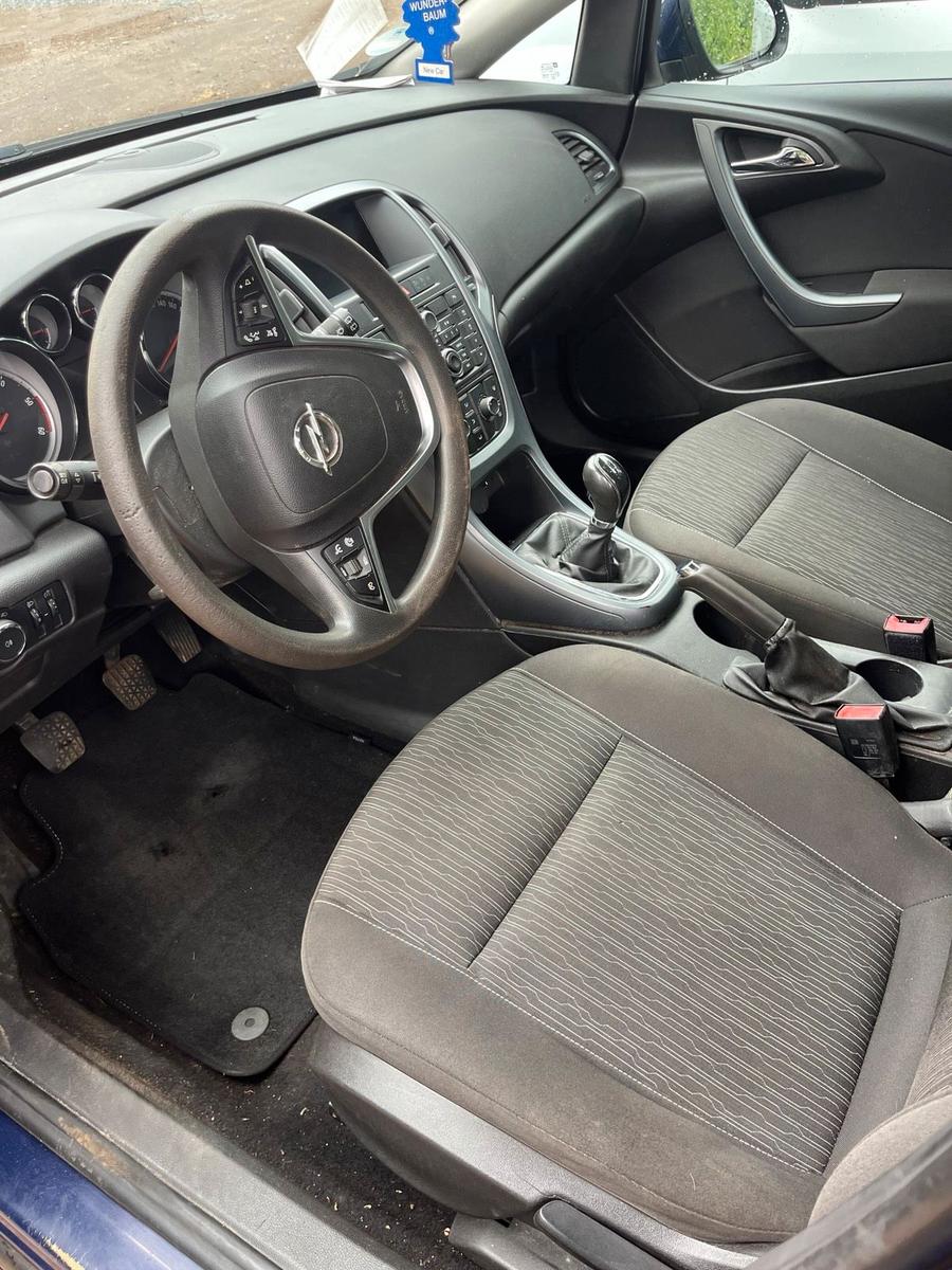 Opel Astra 2012 — photo 8