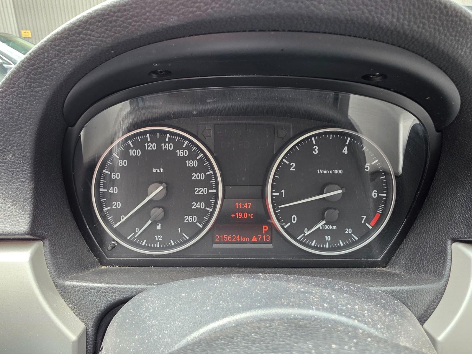 BMW 318 2010 — photo 8