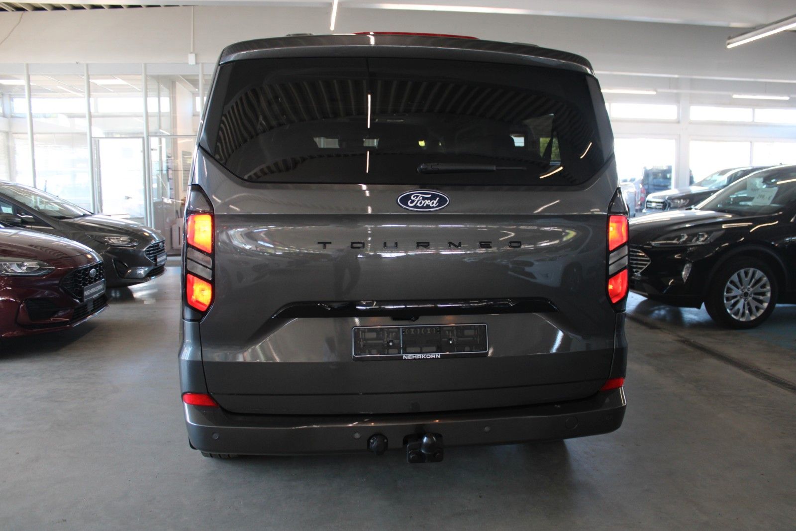 Fahrzeugabbildung Ford Tourneo Custom L2 8-Sitzer Titanium AHK LED ACC