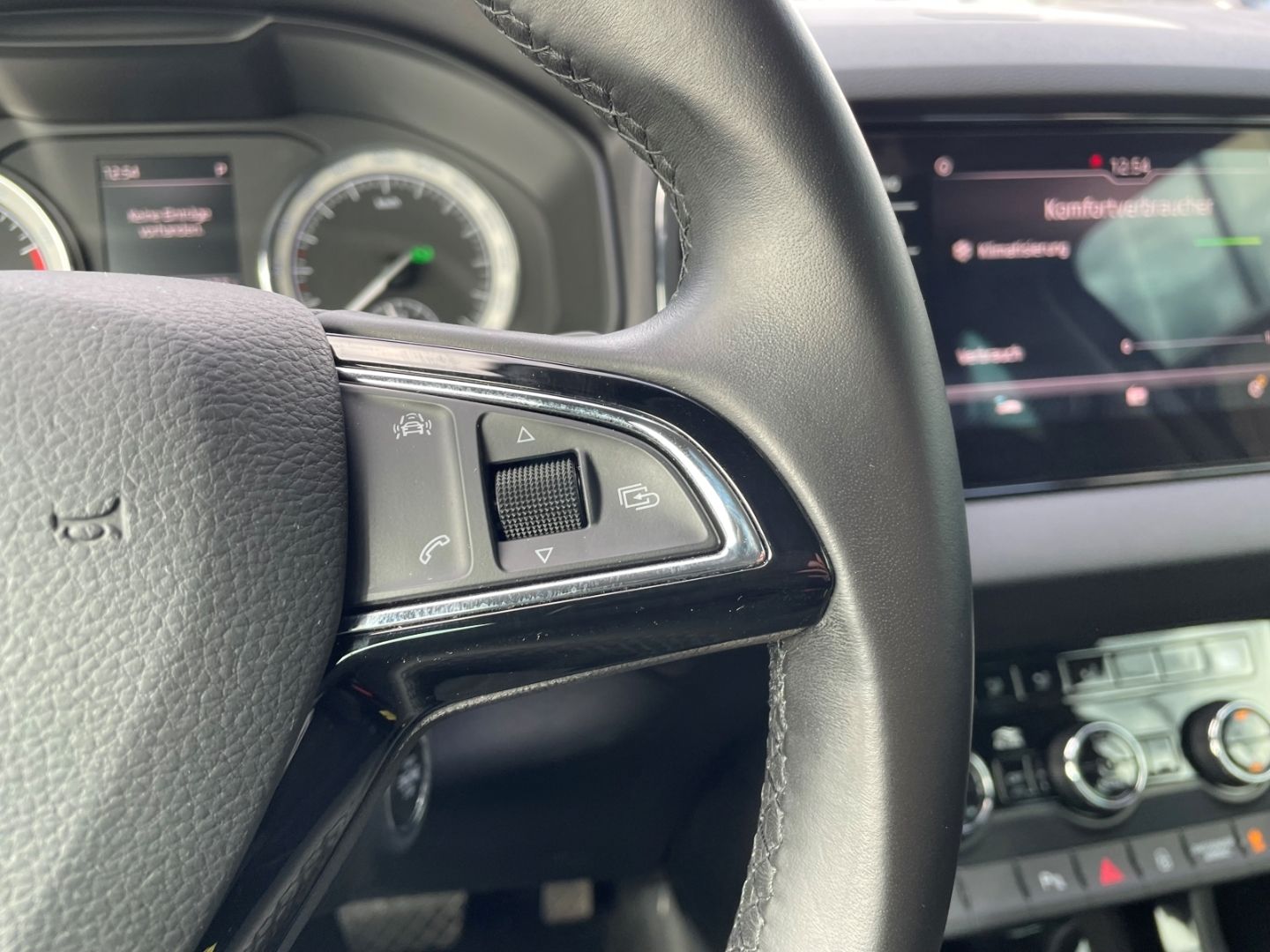 Fahrzeugabbildung SKODA Karoq Style LED Navi totWinkAss induktivLaden