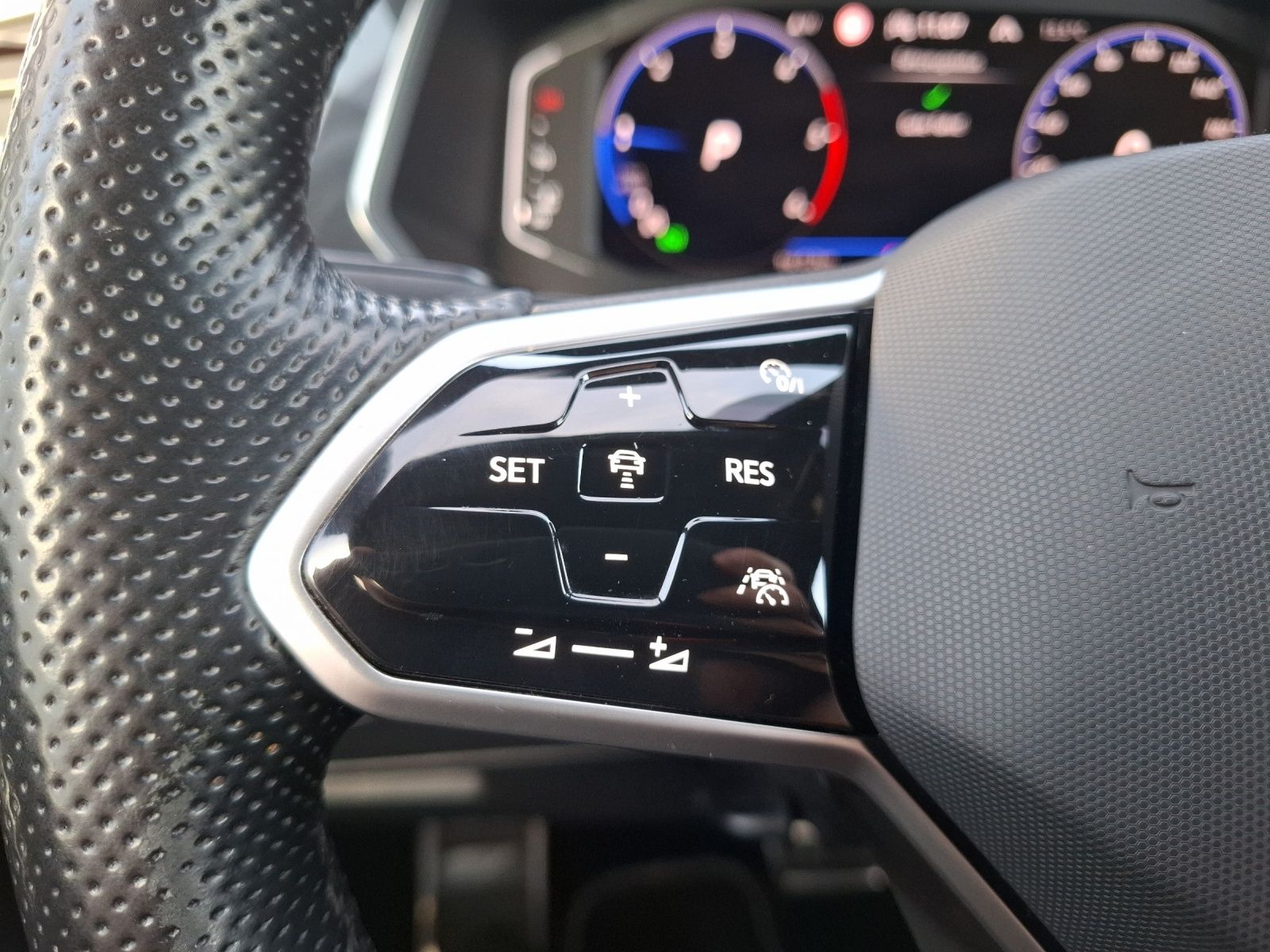 Fahrzeugabbildung Volkswagen Tiguan Allspace TDI R-Line DSG 4M Matrix AHK Nav